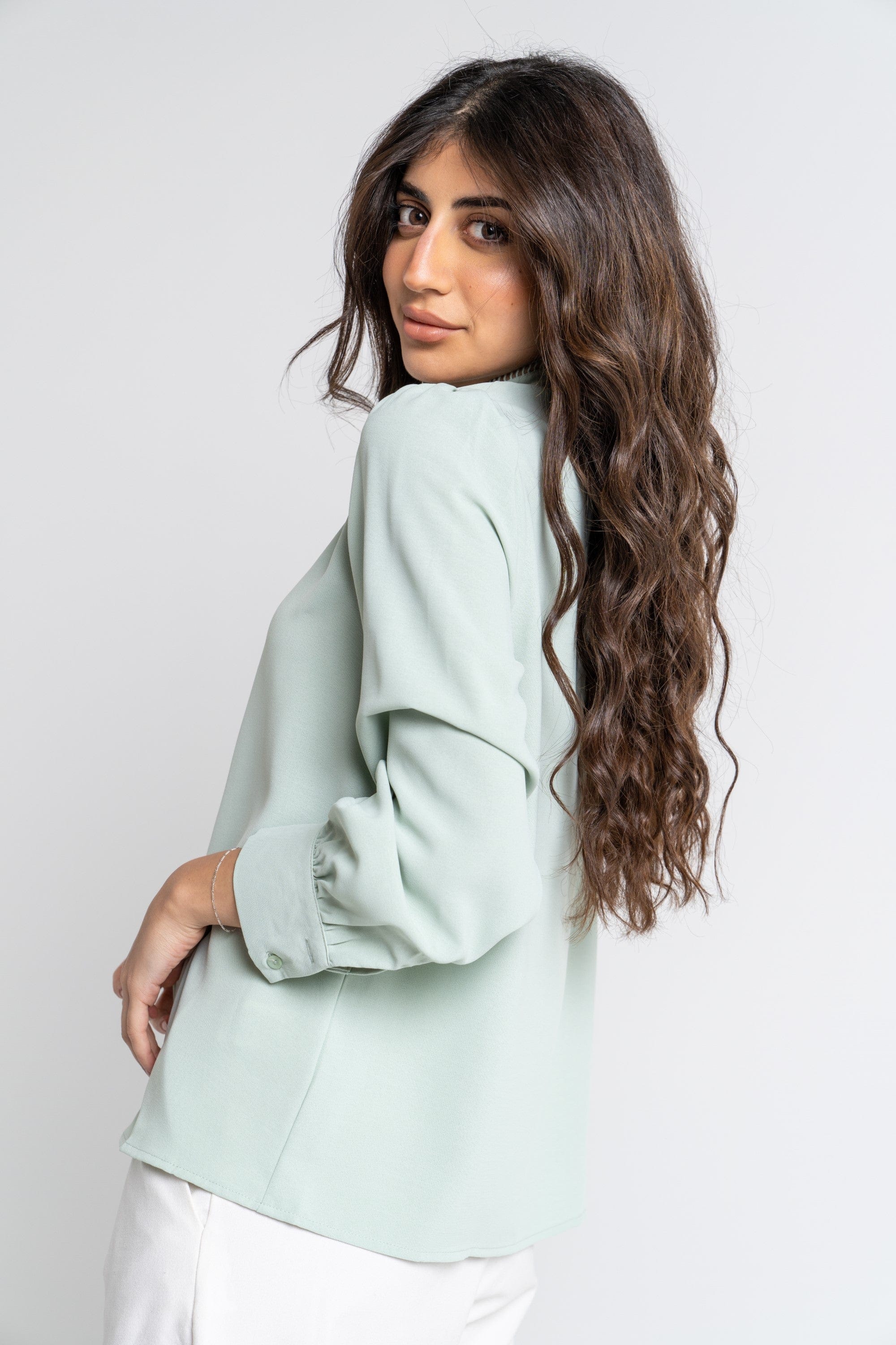 ميكا بلوزة أكمام طويلة بأزرار أمامية وياقة مخرمة