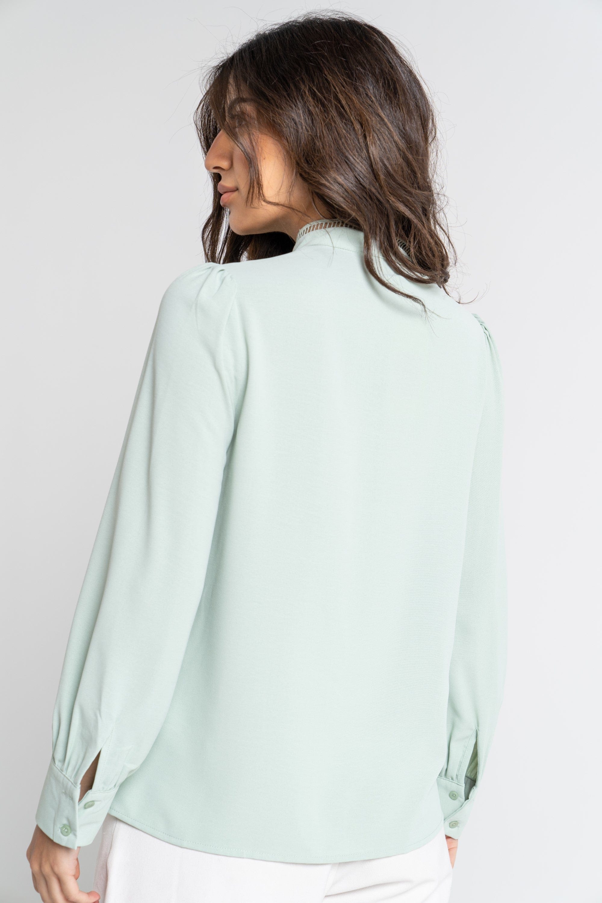 ميكا بلوزة أكمام طويلة بأزرار أمامية وياقة مخرمة