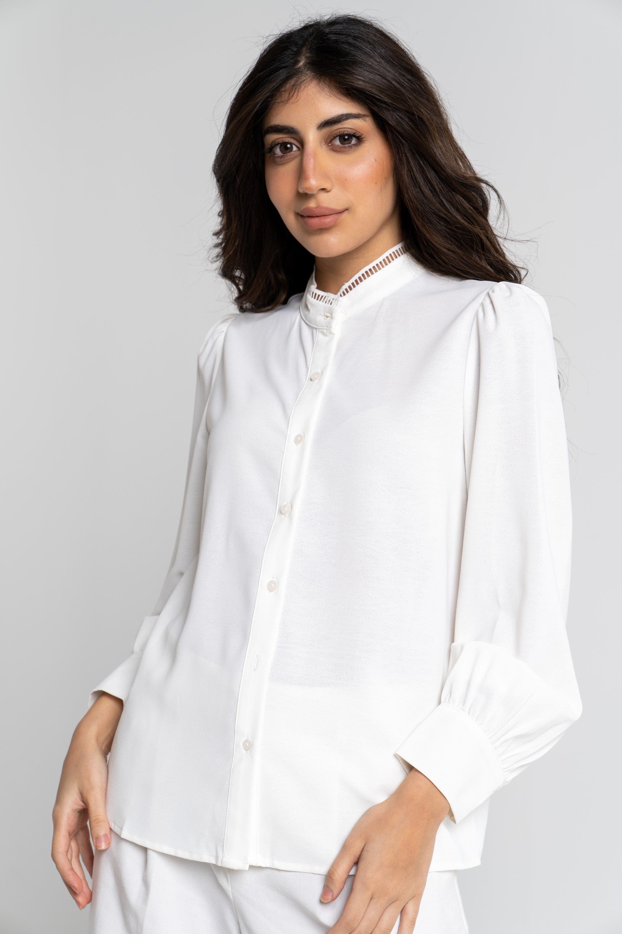 ميكا بلوزة أكمام طويلة بأزرار أمامية وياقة مخرمة