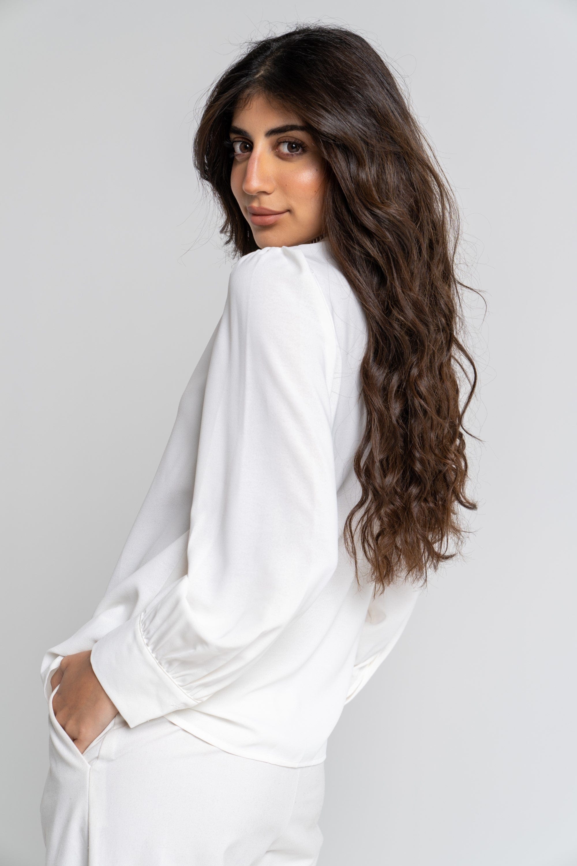 ميكا بلوزة أكمام طويلة بأزرار أمامية وياقة مخرمة