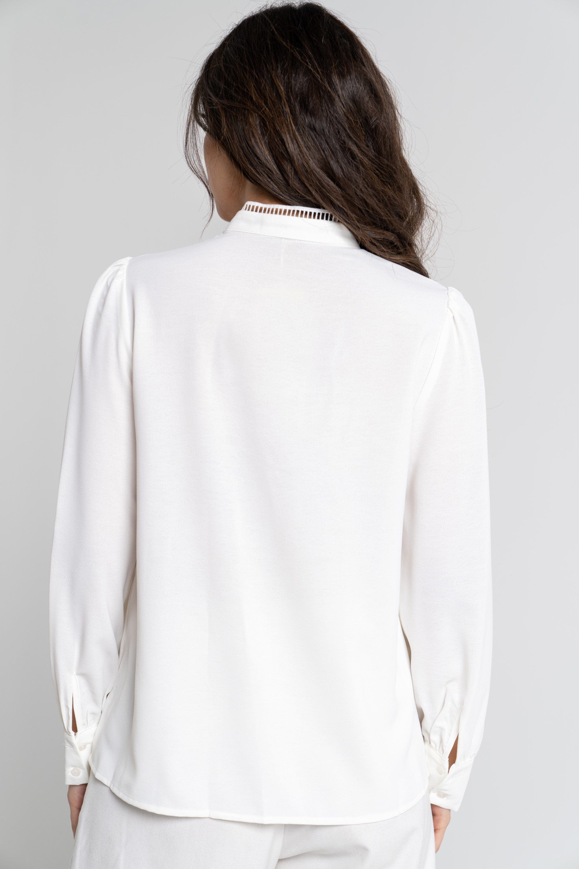 ميكا بلوزة أكمام طويلة بأزرار أمامية وياقة مخرمة