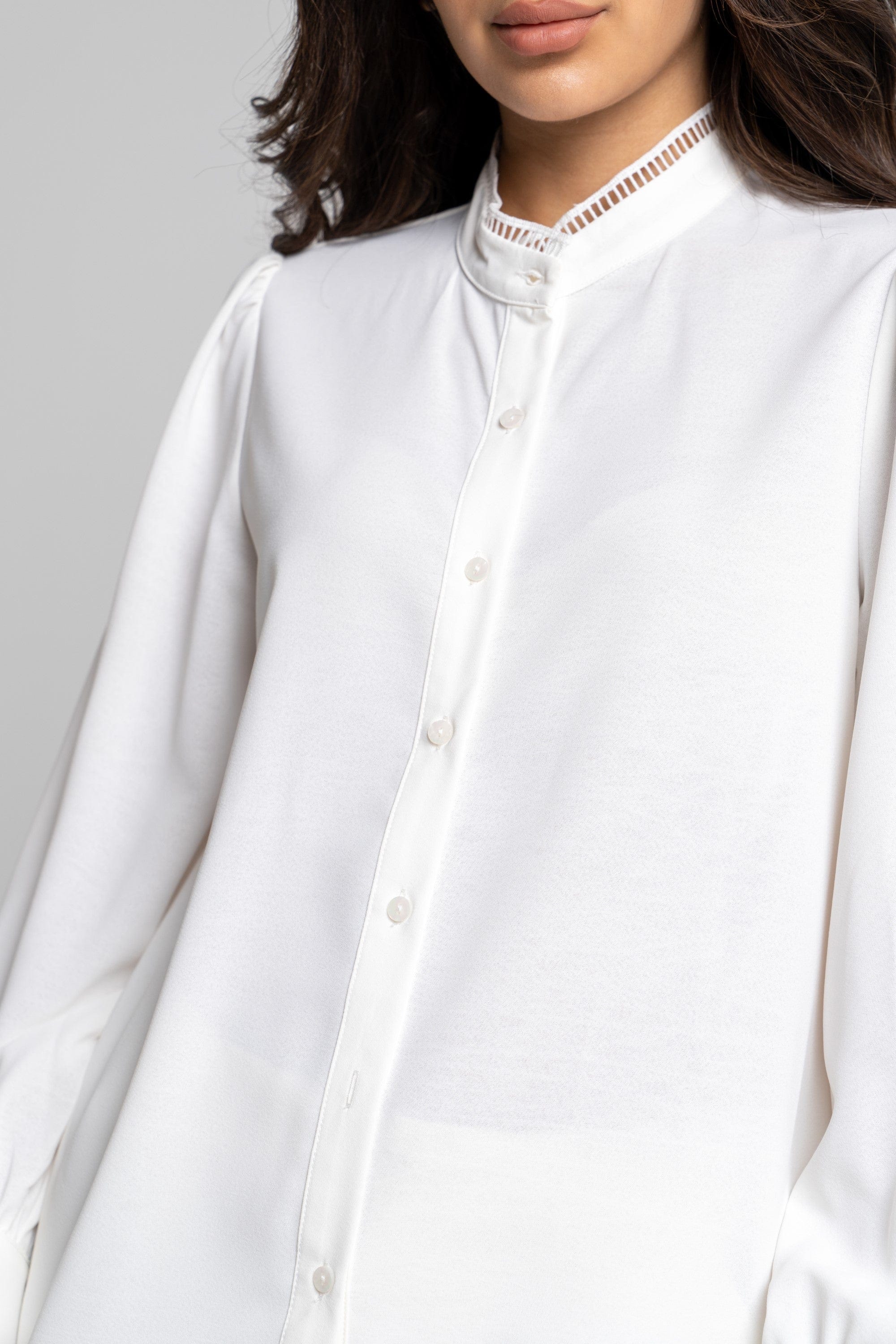 ميكا بلوزة أكمام طويلة بأزرار أمامية وياقة مخرمة