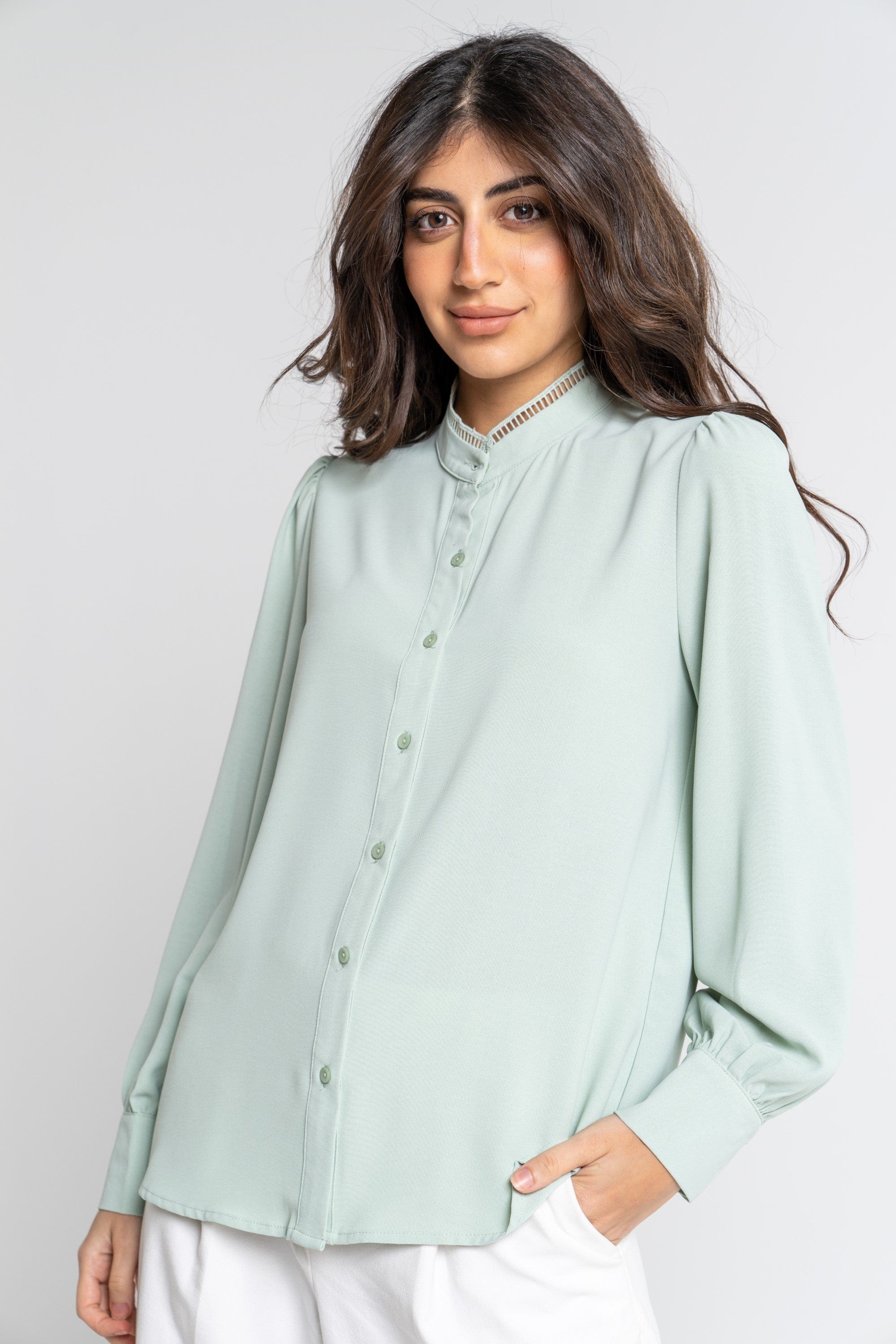 ميكا بلوزة أكمام طويلة بأزرار أمامية وياقة مخرمة