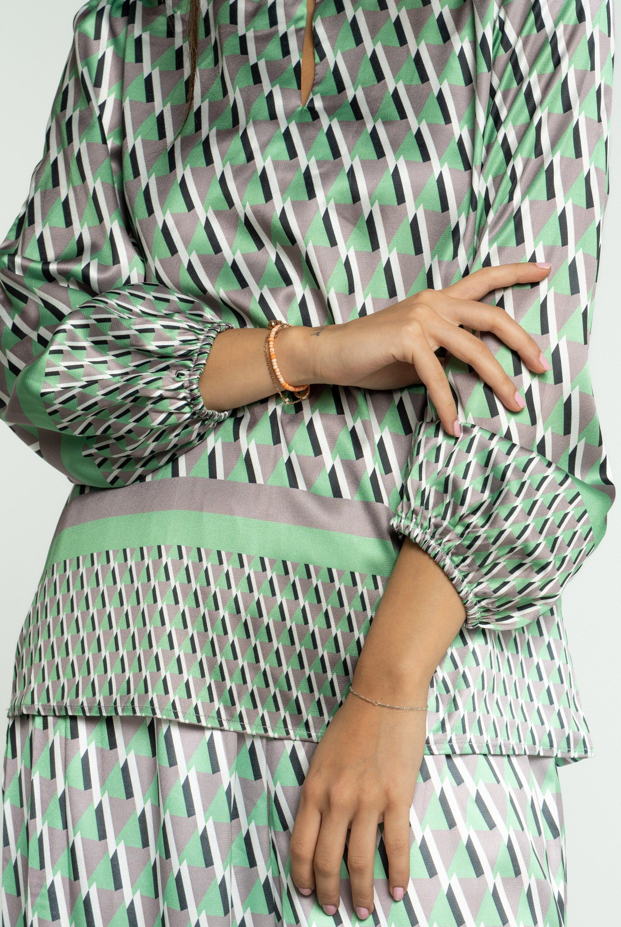 ميكا بلوزة منقوشة بفتحة صدر بأكمام طويلة أخضر فاتح