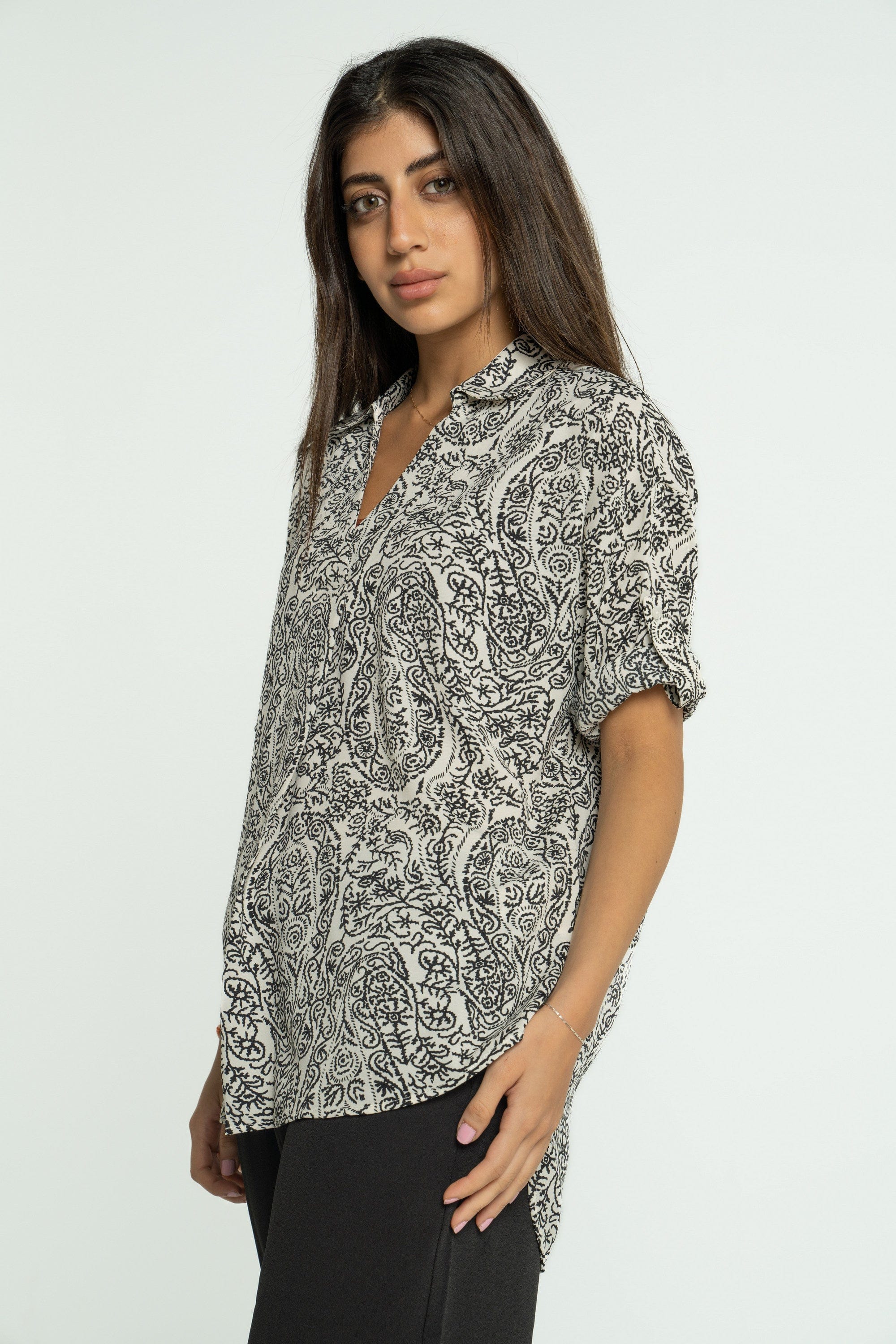 ميكا بلوزة مشجرة بفتحة صدر سبعة 3/4 كم نسائي