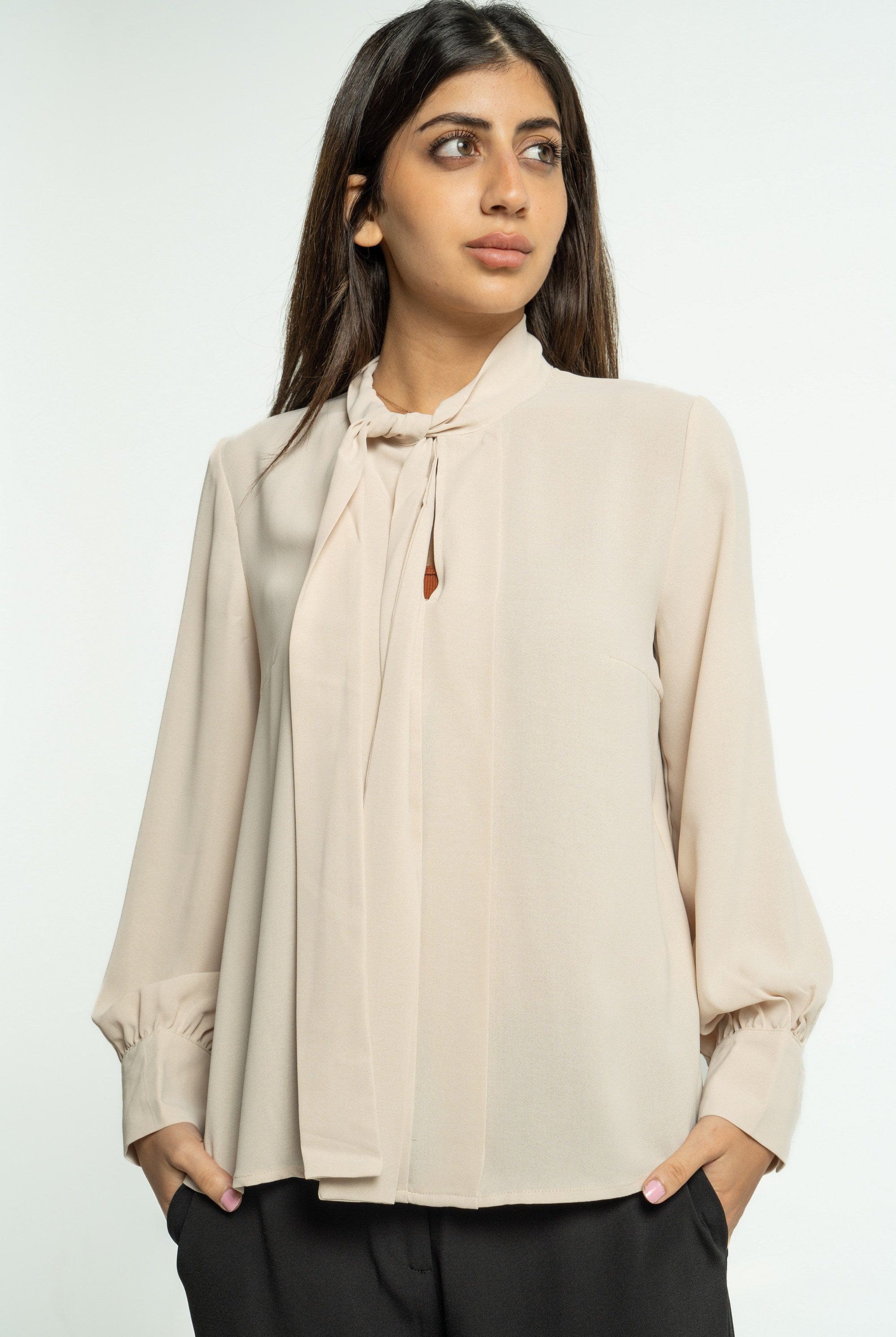 ميكا بلوزة سادة بربطة عنق بأكمام طويلة