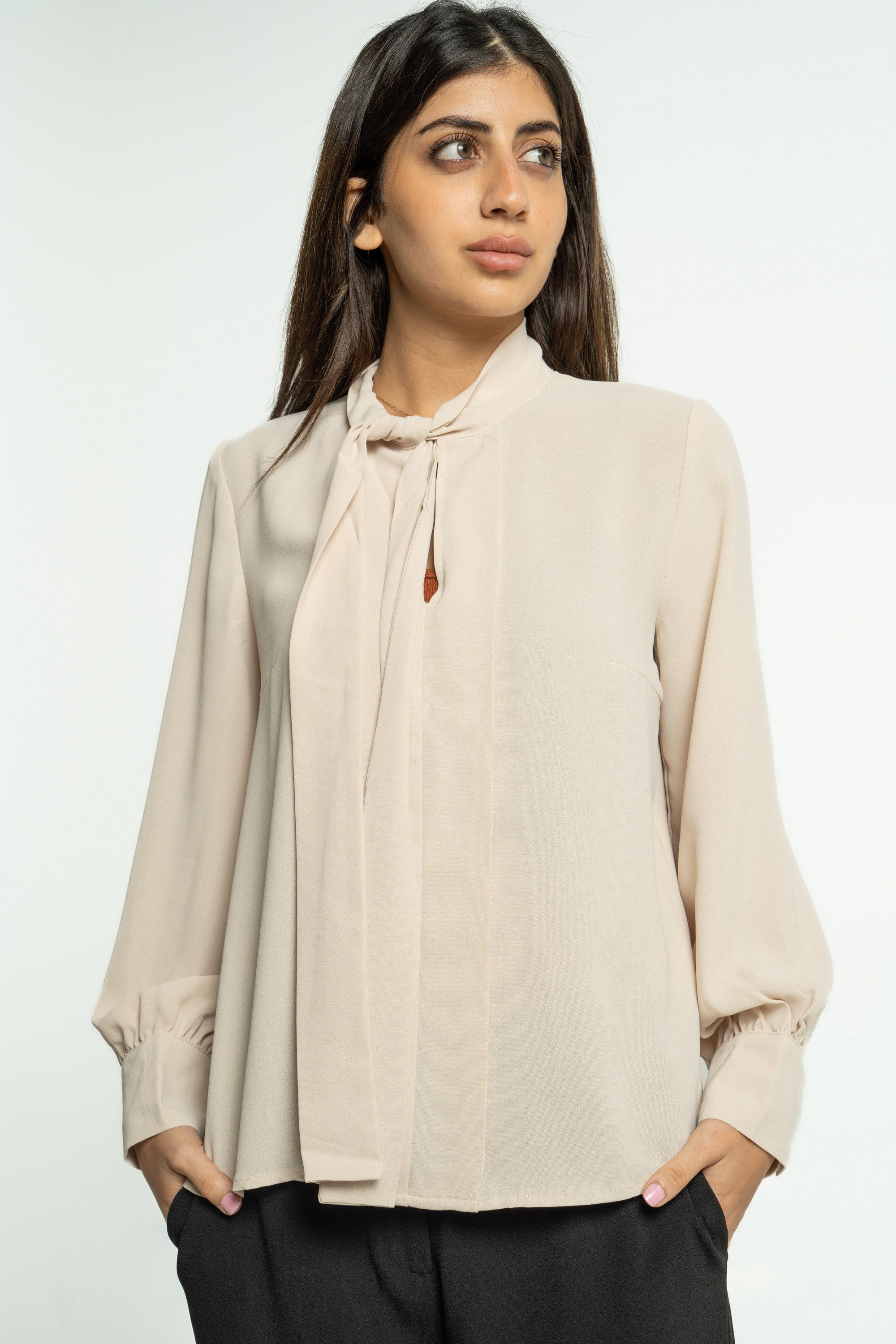 ميكا بلوزة سادة بربطة عنق بأكمام طويلة