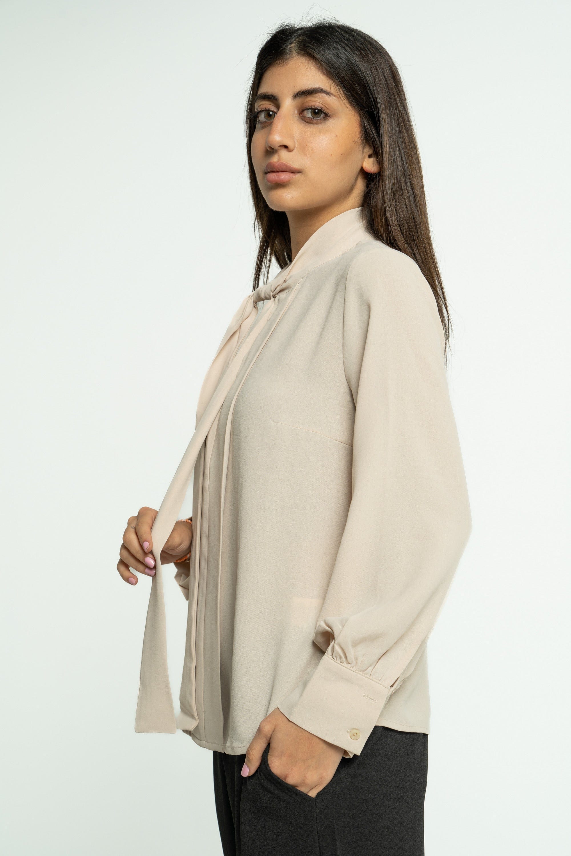 ميكا بلوزة سادة بربطة عنق بأكمام طويلة