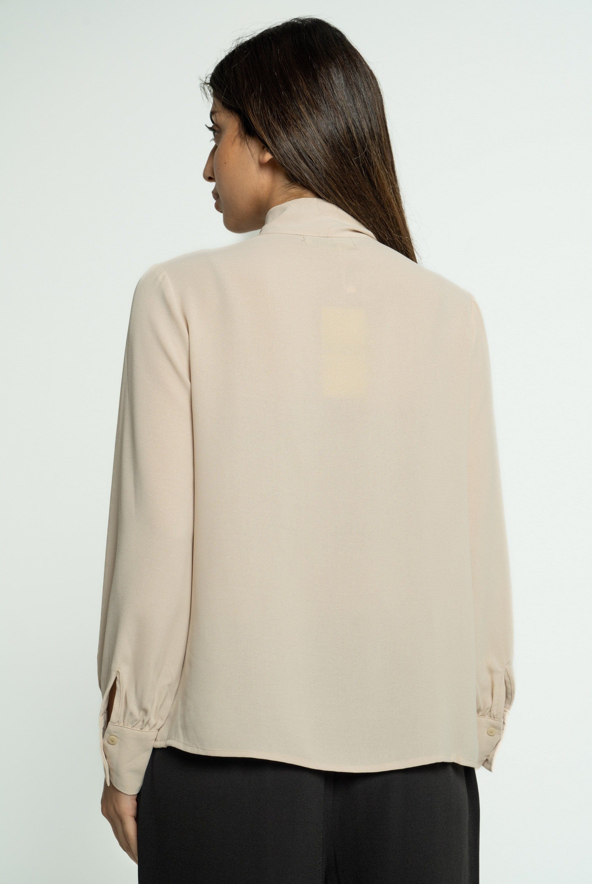 ميكا بلوزة سادة بربطة عنق بأكمام طويلة