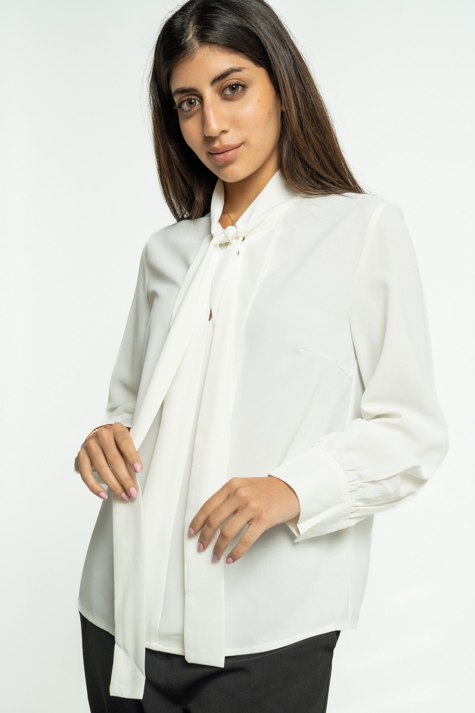 ميكا بلوزة سادة بربطة عنق بأكمام طويلة