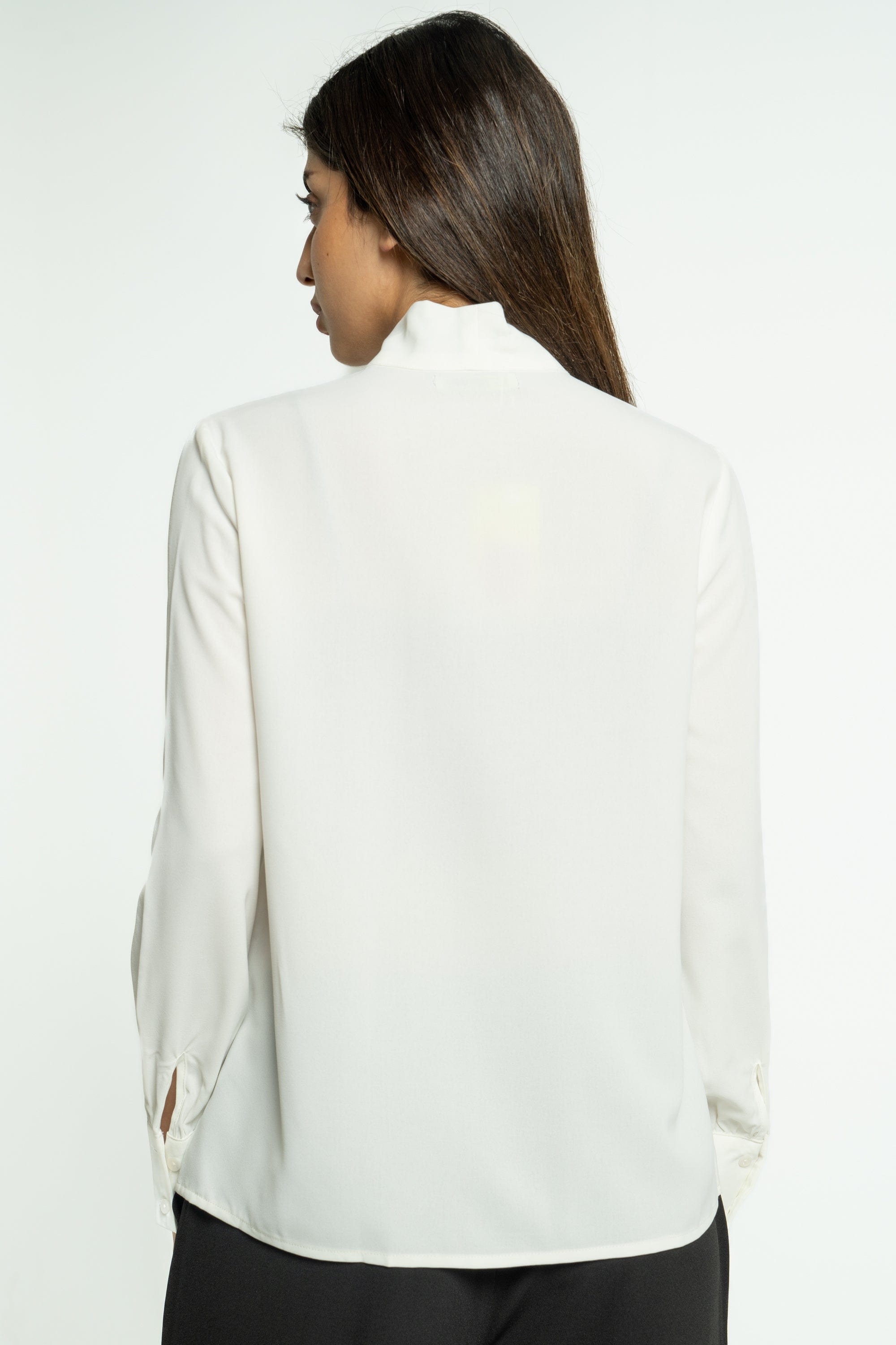 ميكا بلوزة سادة بربطة عنق بأكمام طويلة