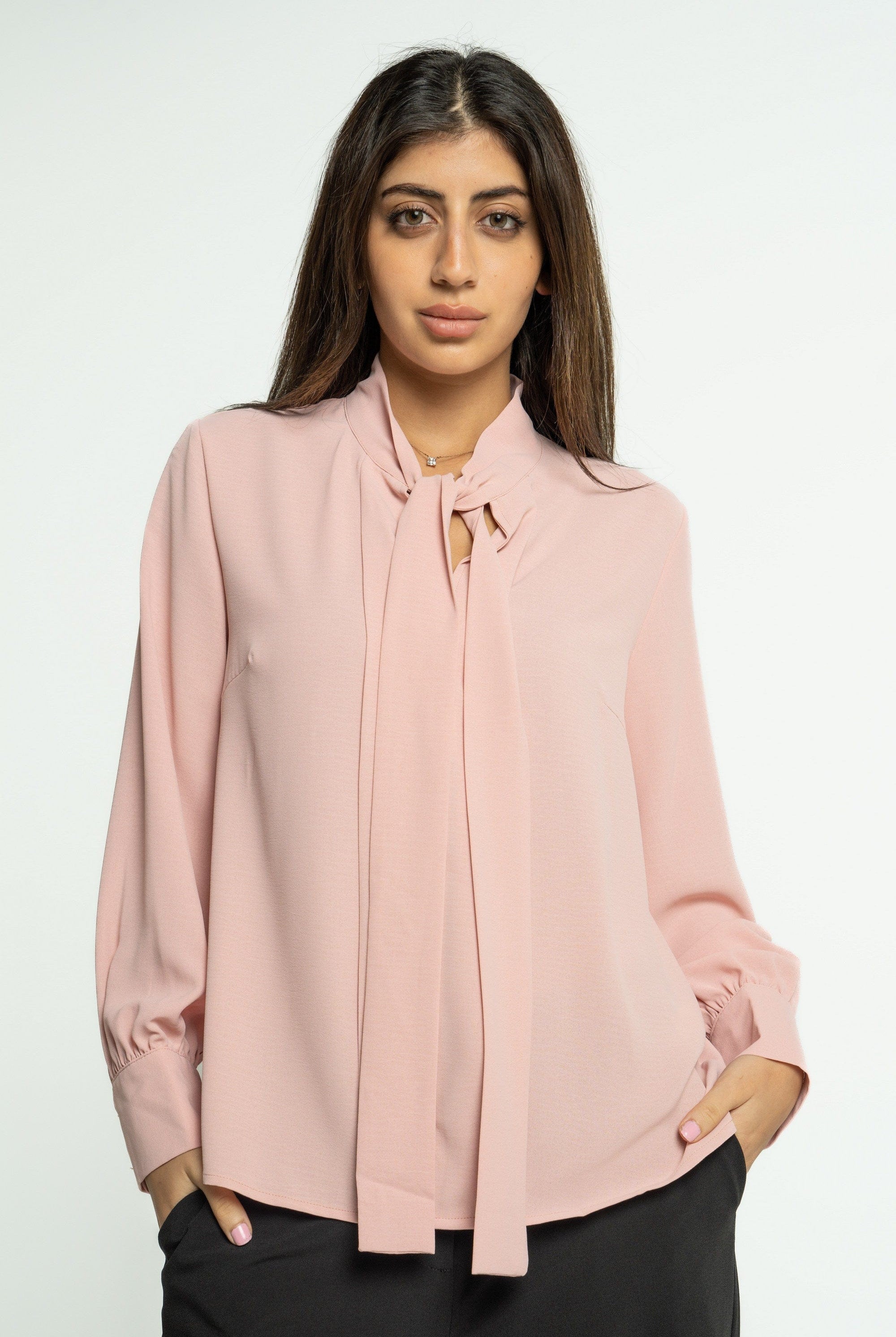 ميكا بلوزة سادة بربطة عنق بأكمام طويلة