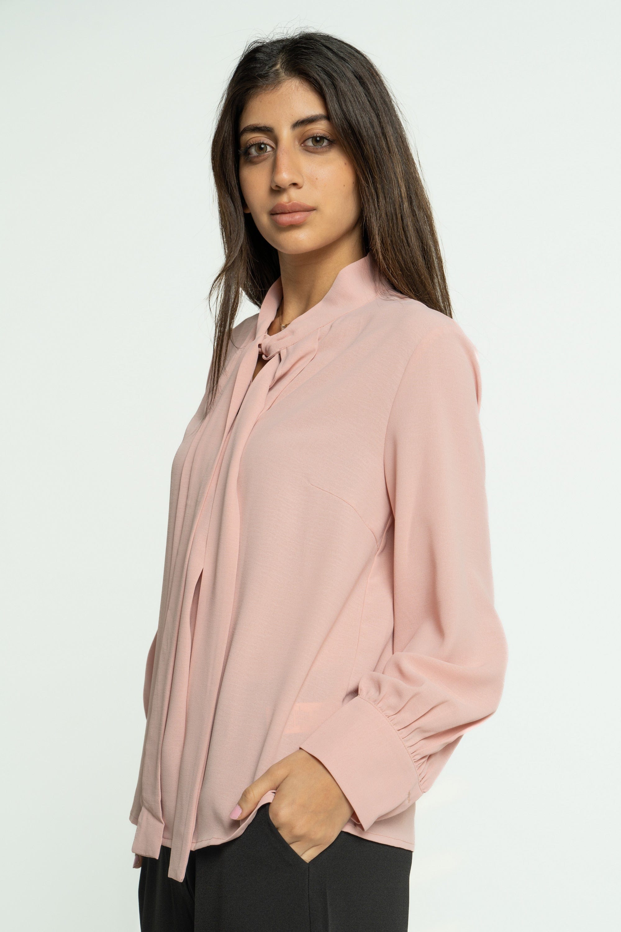 ميكا بلوزة سادة بربطة عنق بأكمام طويلة
