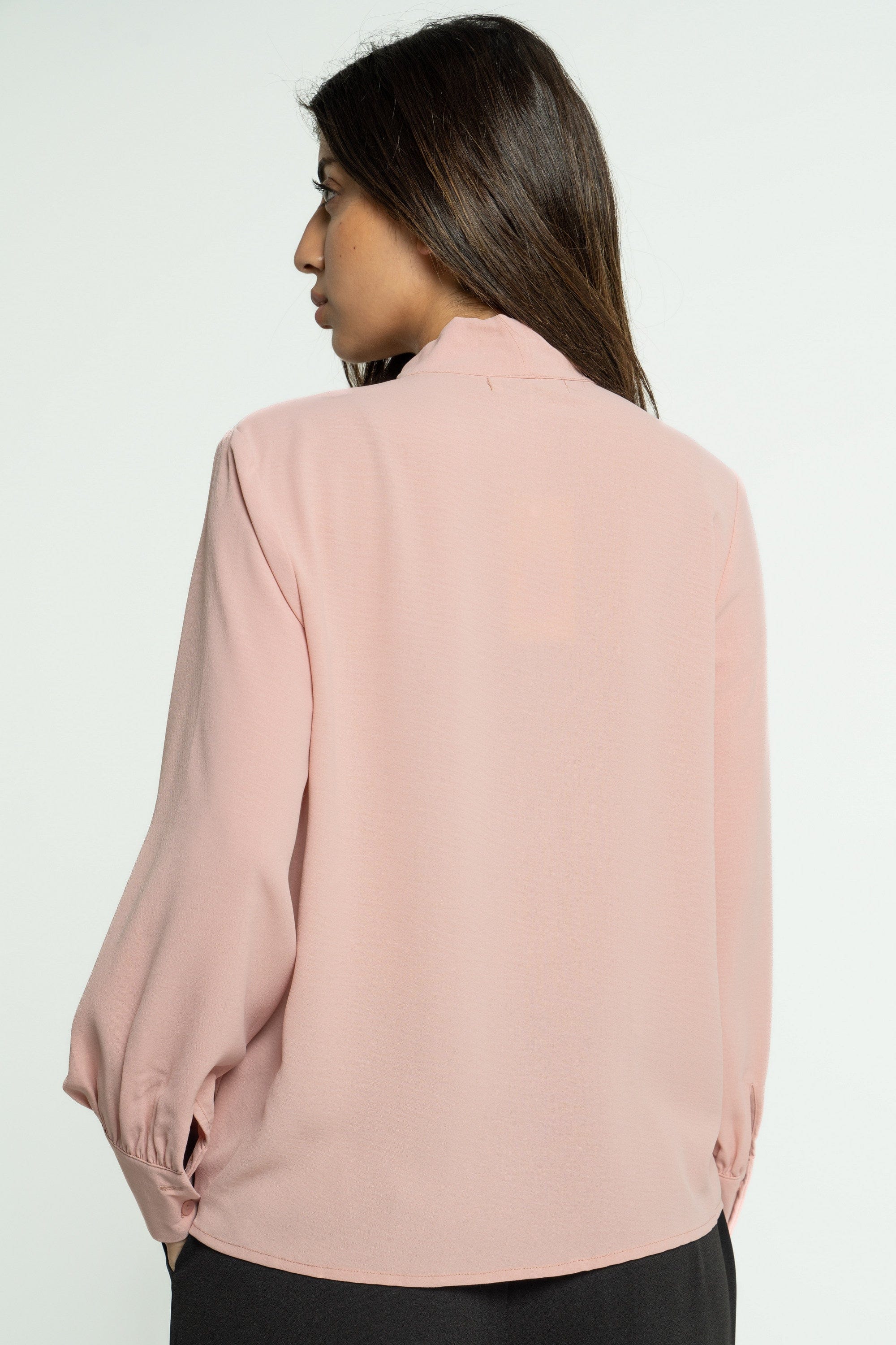 ميكا بلوزة سادة بربطة عنق بأكمام طويلة