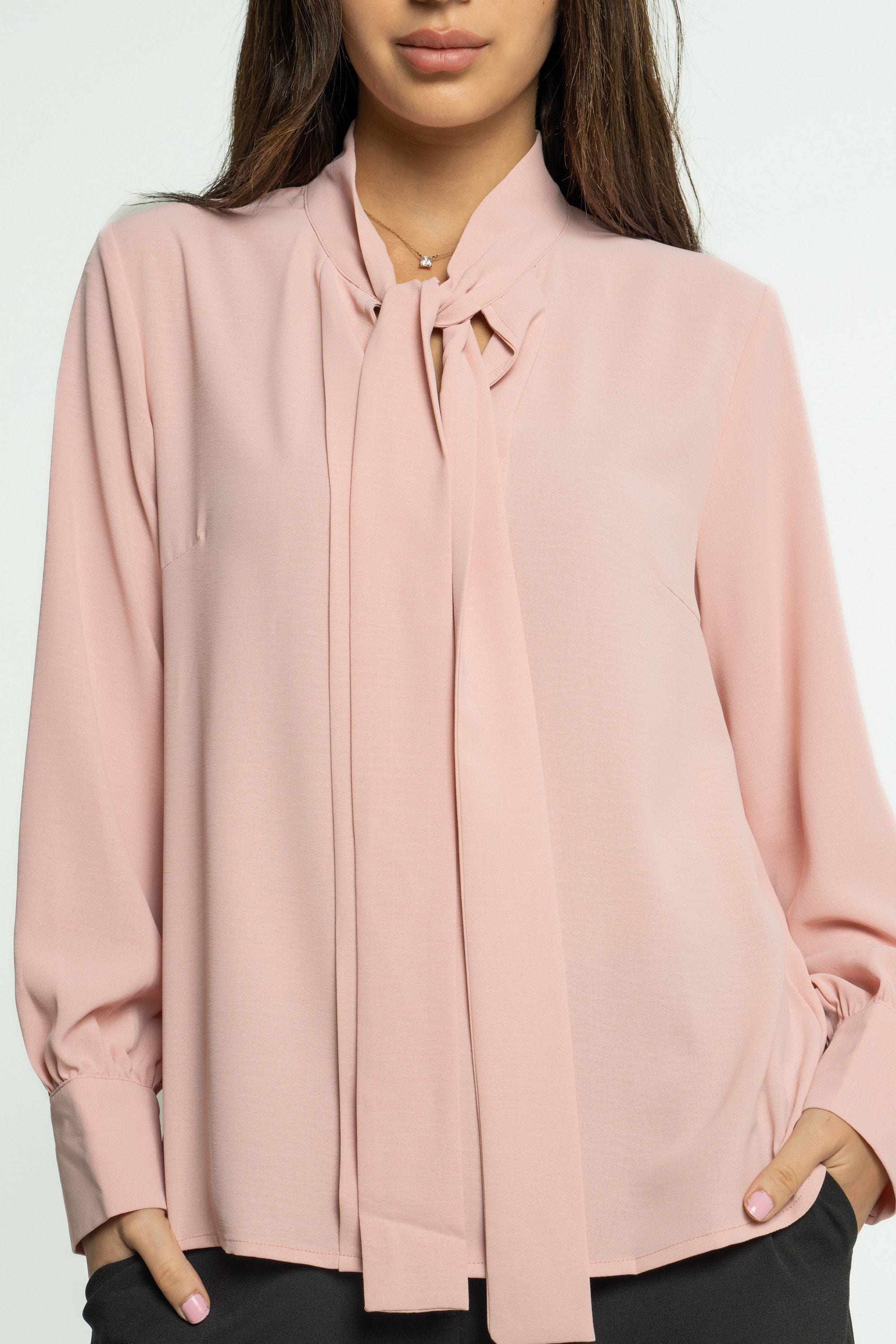 ميكا بلوزة سادة بربطة عنق بأكمام طويلة