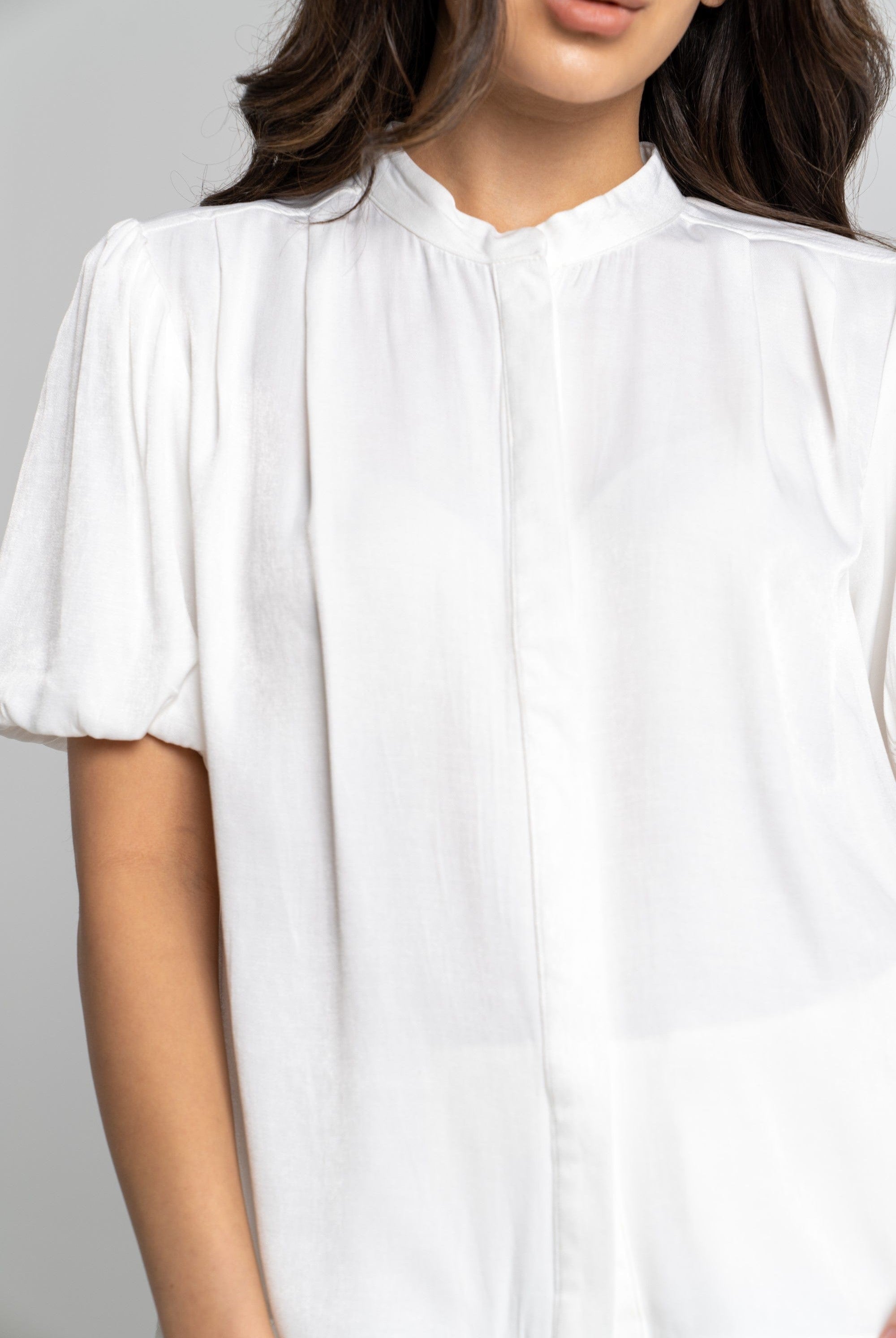 ميكا بلوزة سادة برقبة دائرية أكمام قصيرة