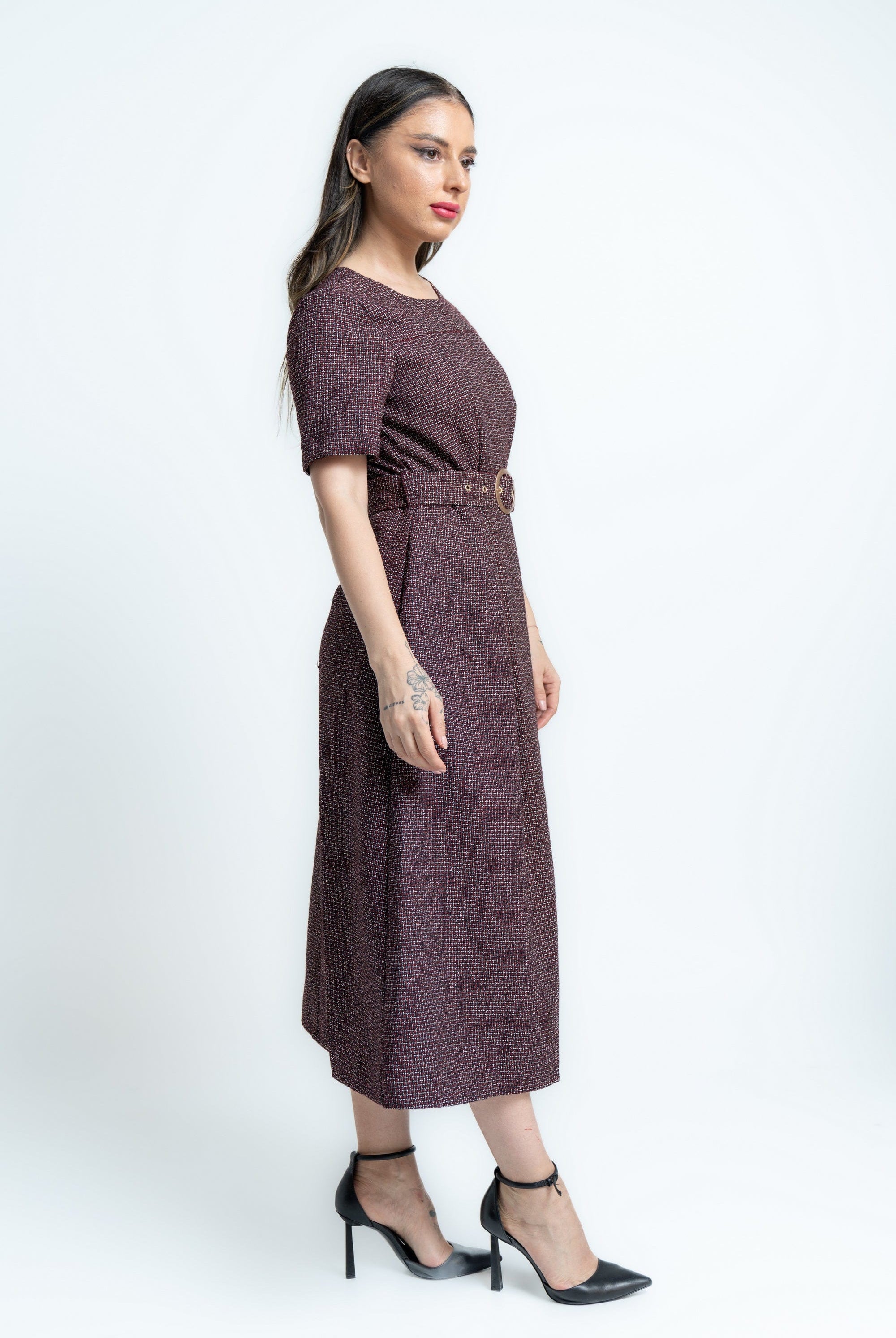 ميكا فستان ميدي بأكمام قصيرة بتطريز عش النمل