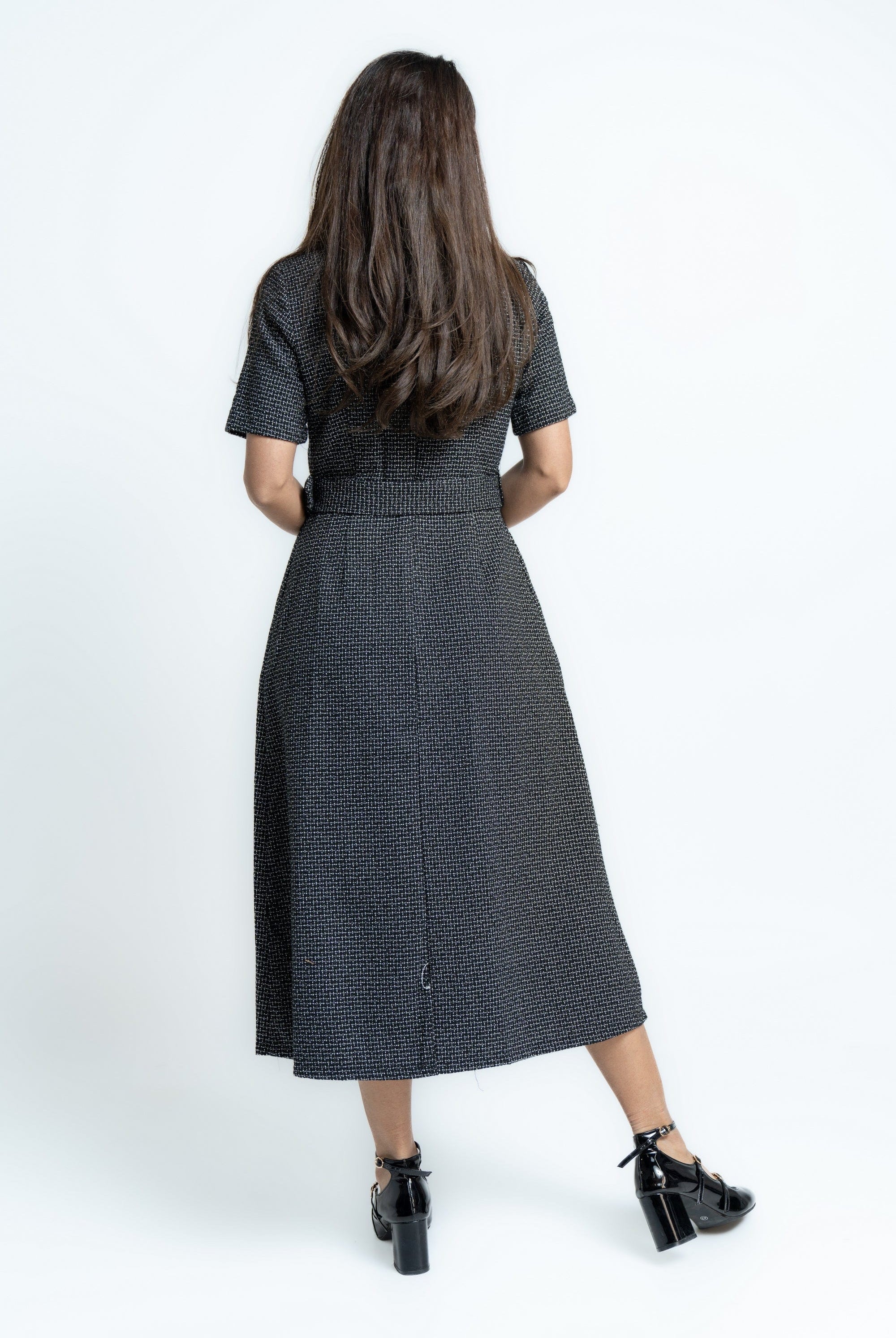 ميكا فستان ميدي بأكمام قصيرة بتطريز عش النمل