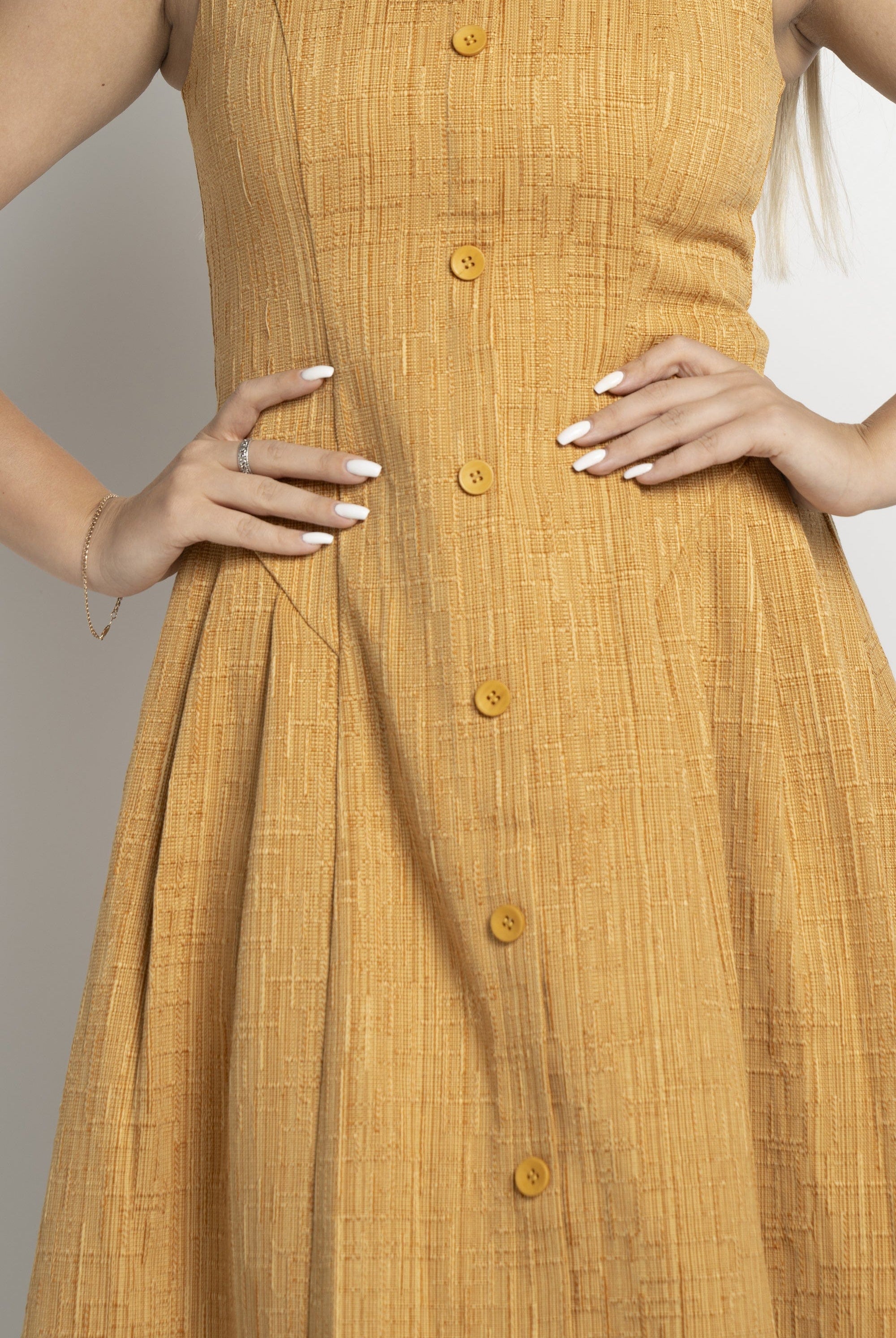 ميكا فستان ميدي بدون أكمام بأزرار على الصدر