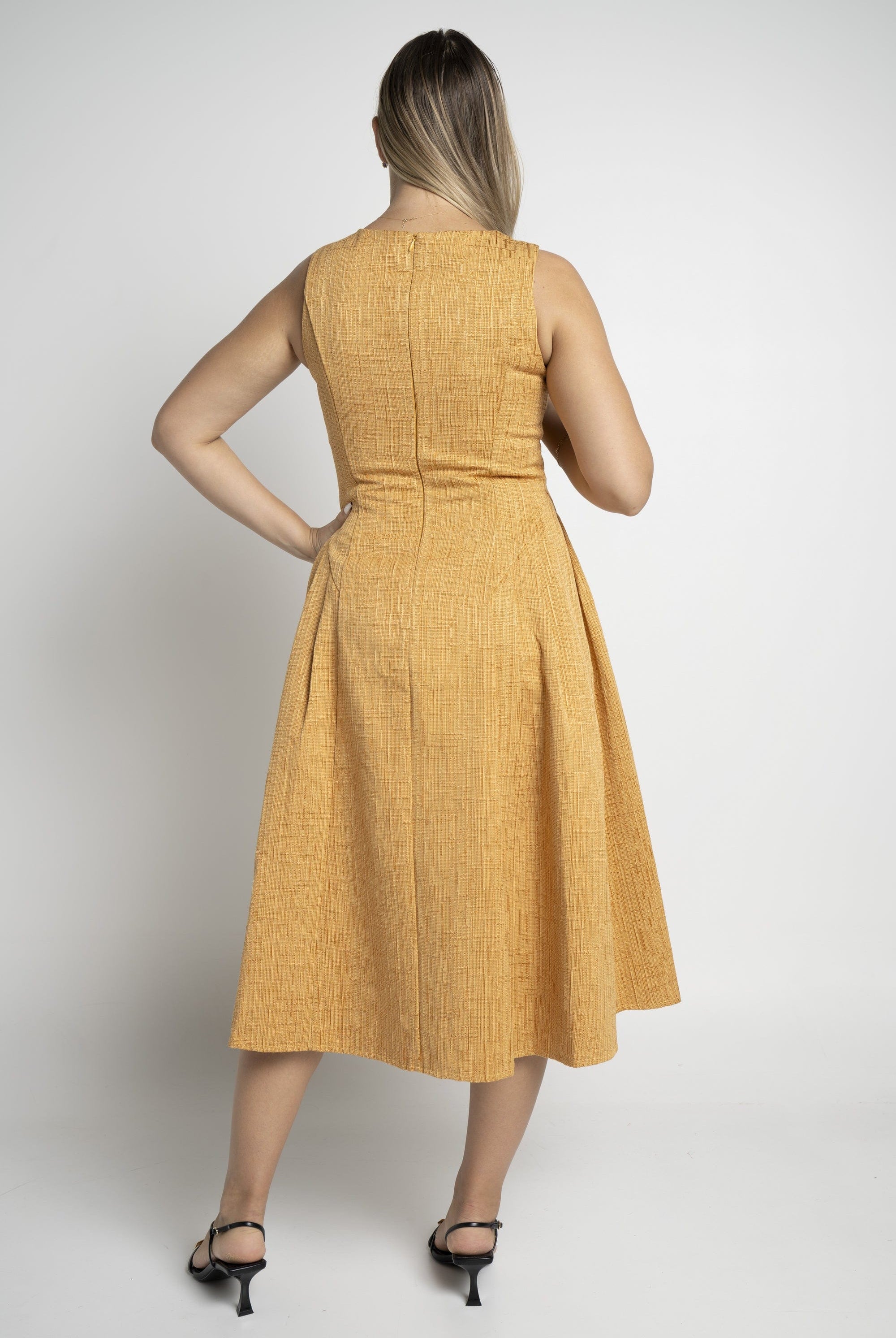 ميكا فستان ميدي بدون أكمام بأزرار على الصدر