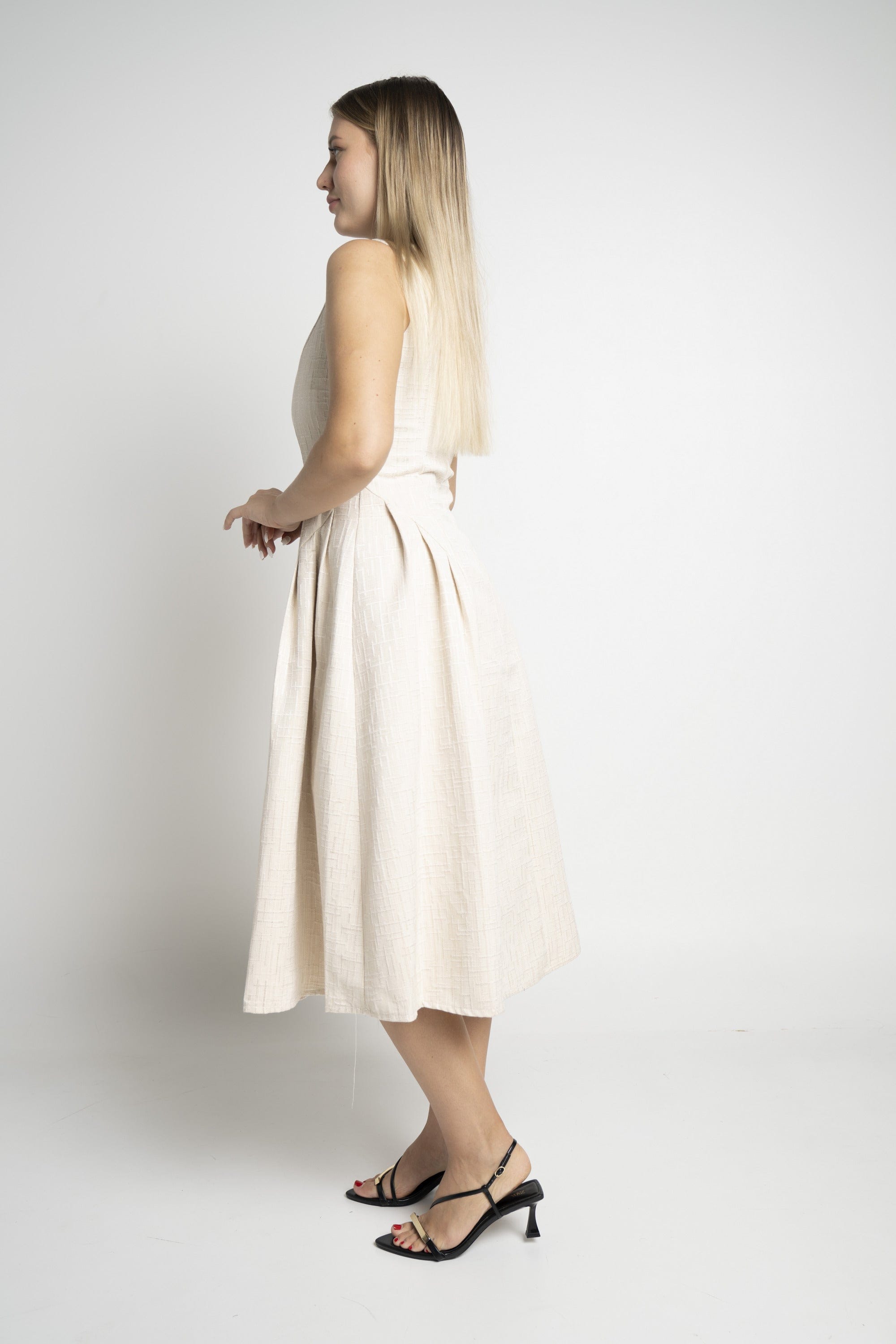 ميكا فستان ميدي بدون أكمام بأزرار على الصدر