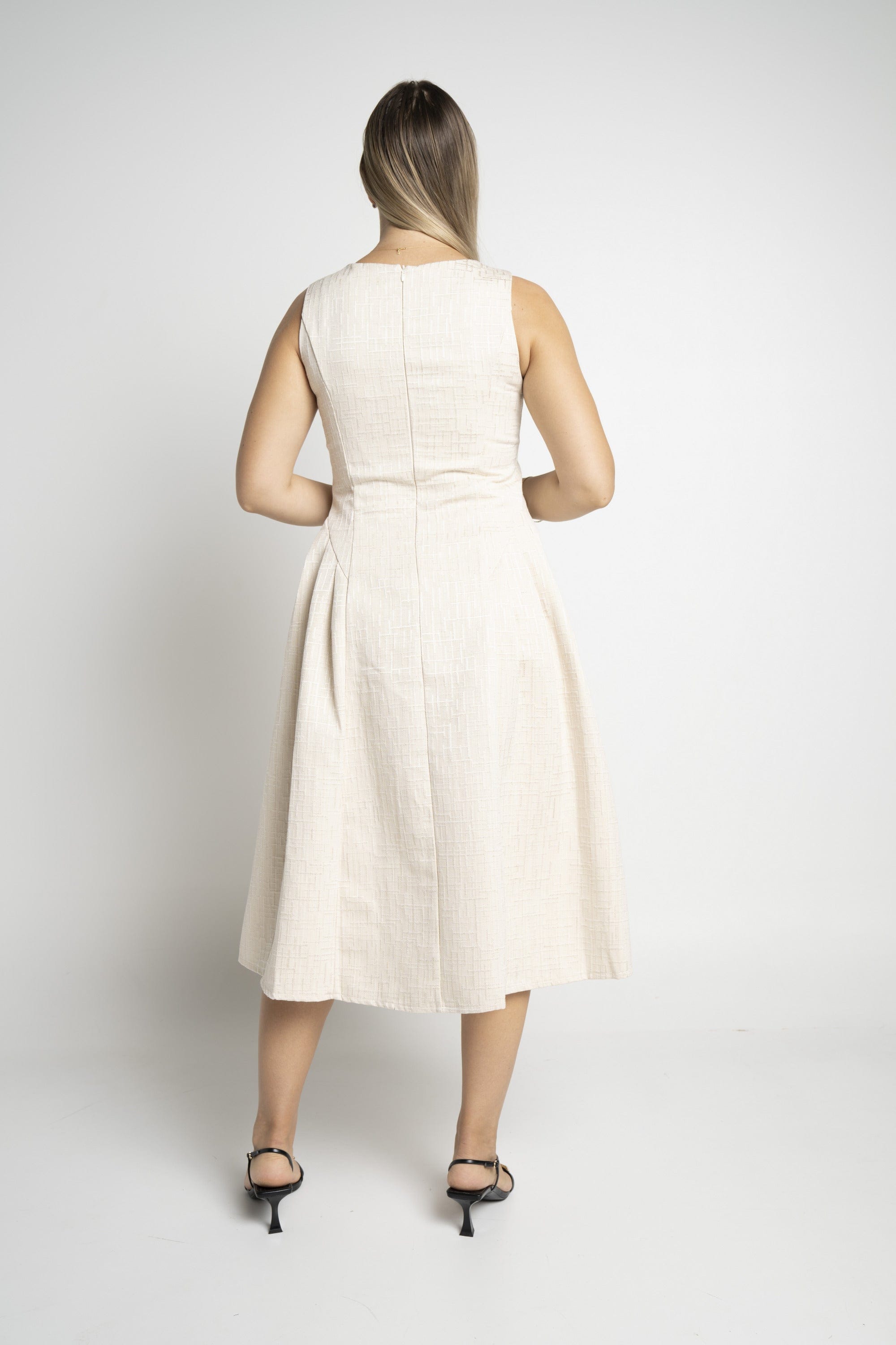 ميكا فستان ميدي بدون أكمام بأزرار على الصدر