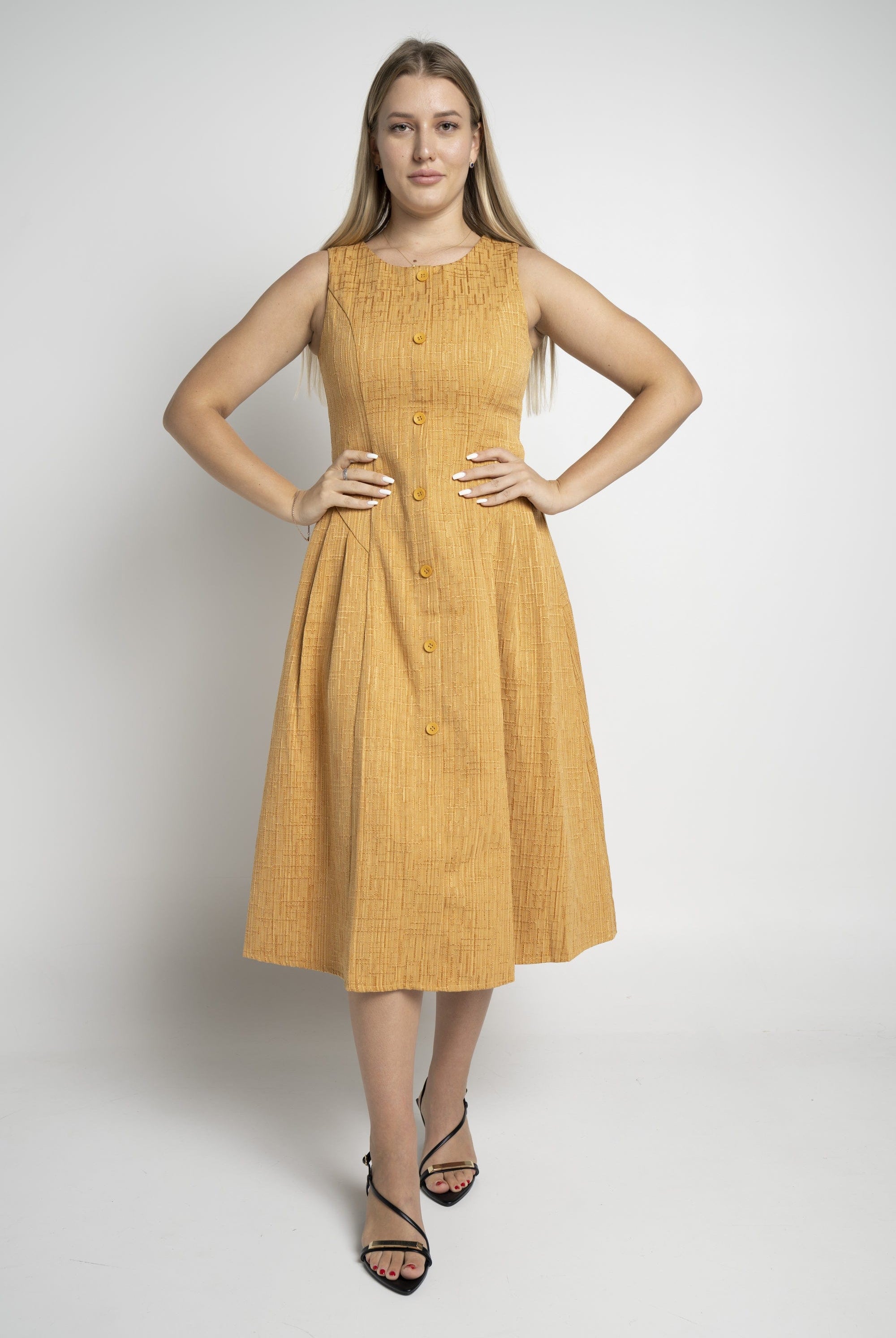 ميكا فستان ميدي بدون أكمام بأزرار على الصدر