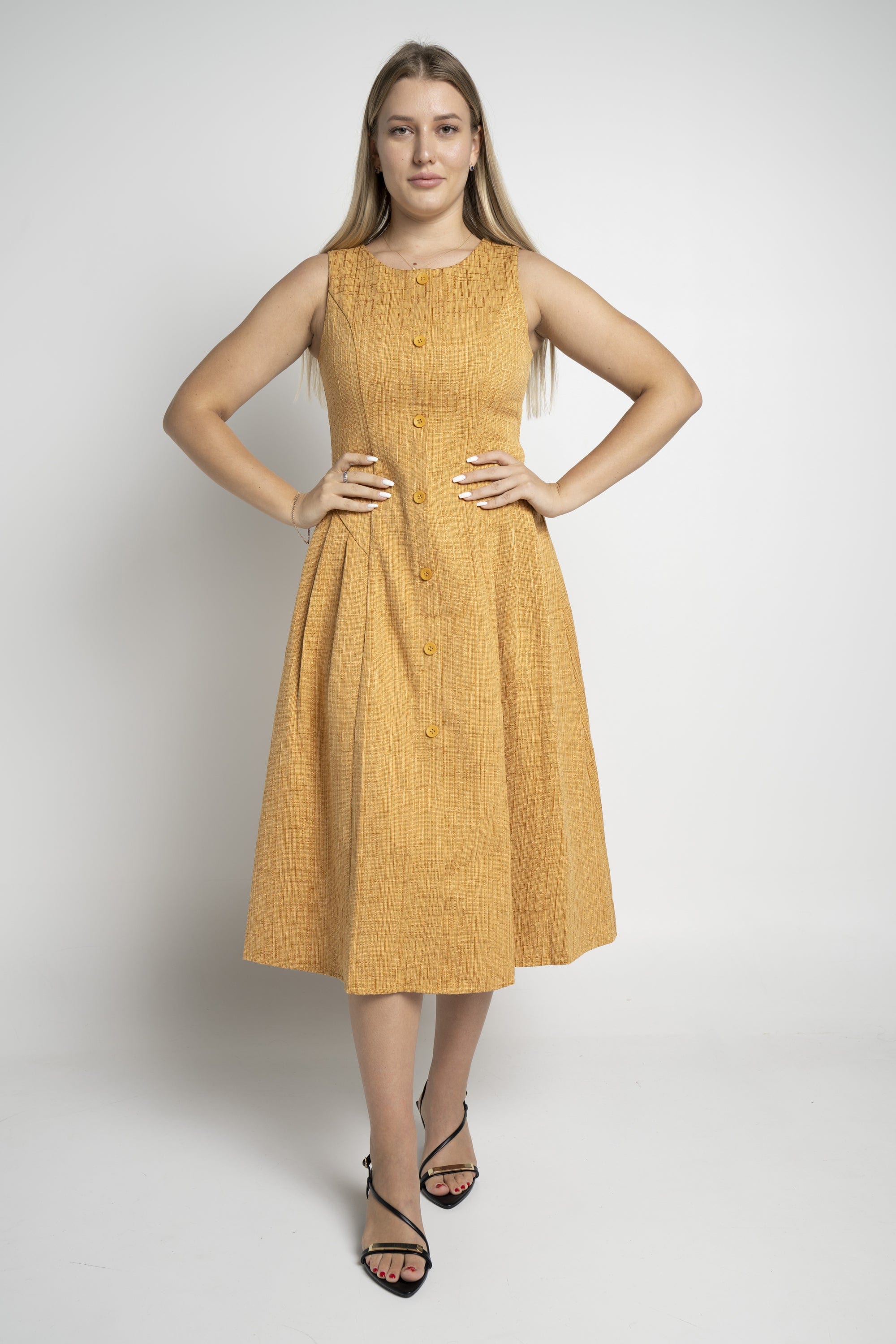 ميكا فستان ميدي بدون أكمام بأزرار على الصدر