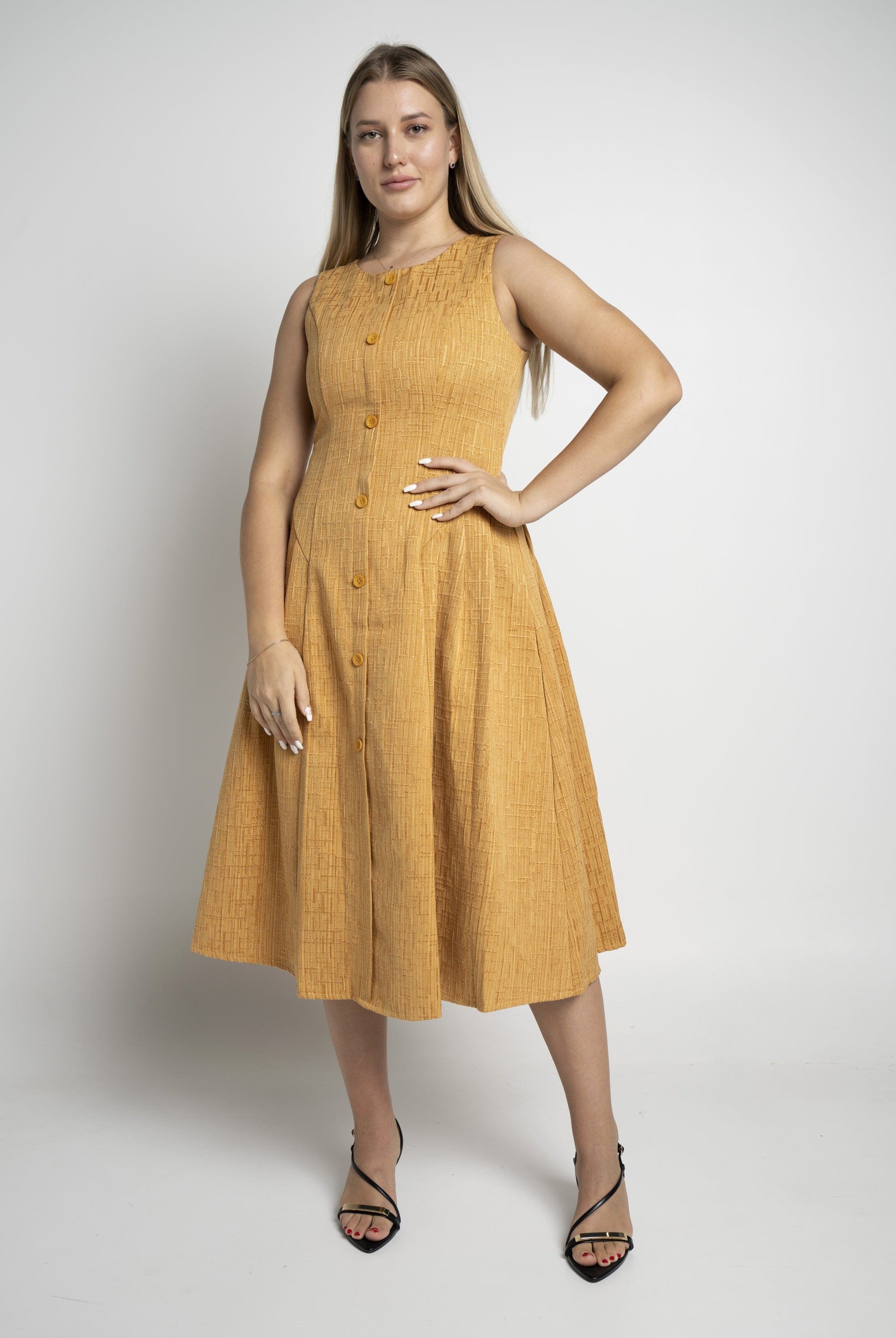 ميكا فستان ميدي بدون أكمام بأزرار على الصدر