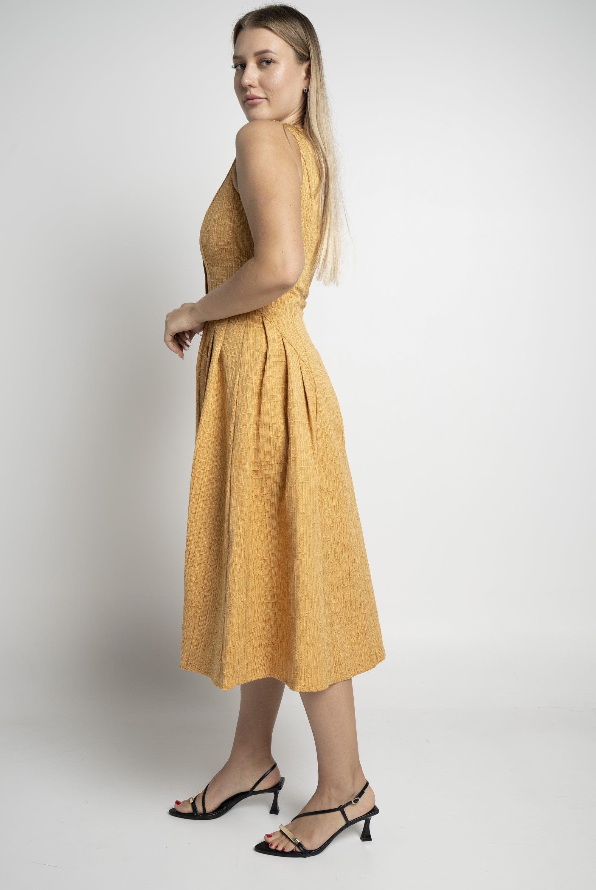 ميكا فستان ميدي بدون أكمام بأزرار على الصدر