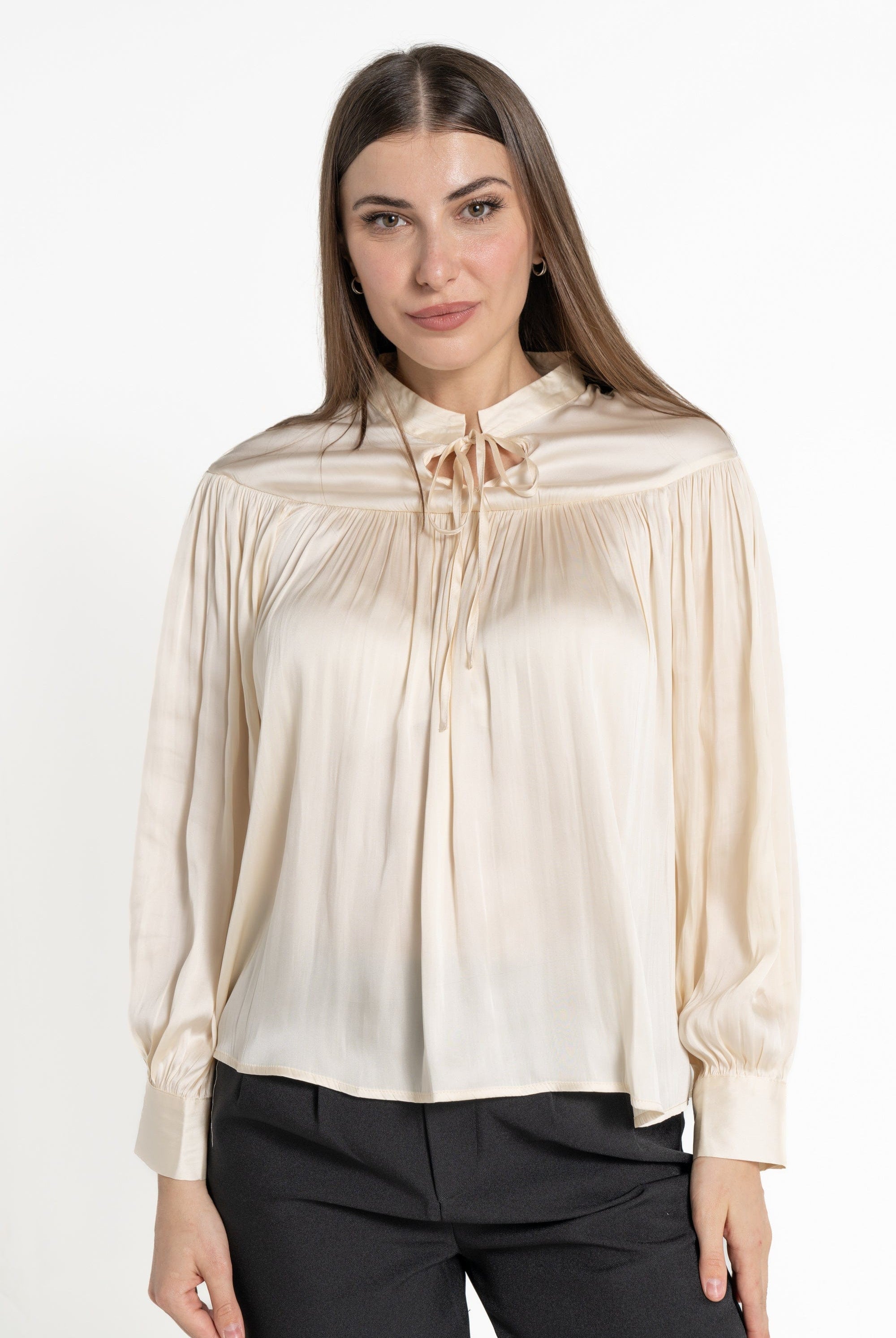 ميكا بلوزة كم طويل سادة برباك على الياقة نسائي كريمي