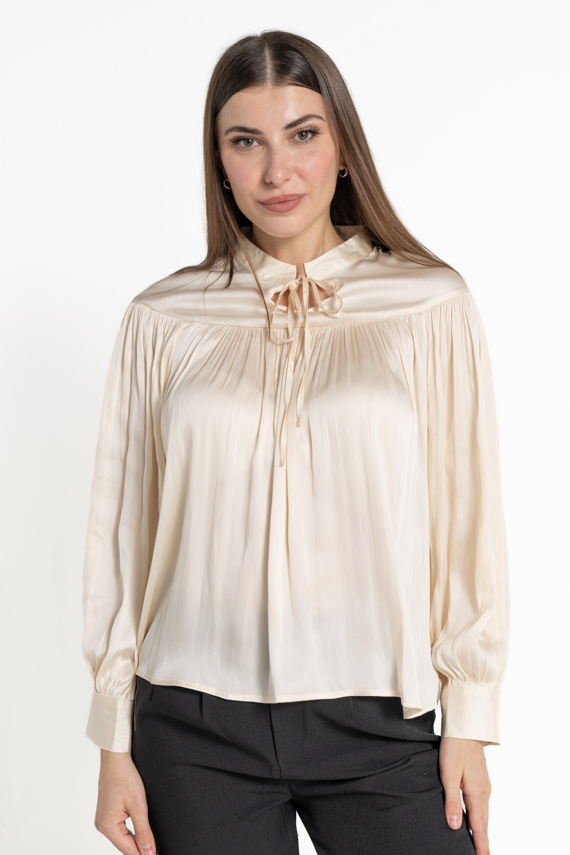 ميكا بلوزة كم طويل سادة برباك على الياقة نسائي كريمي