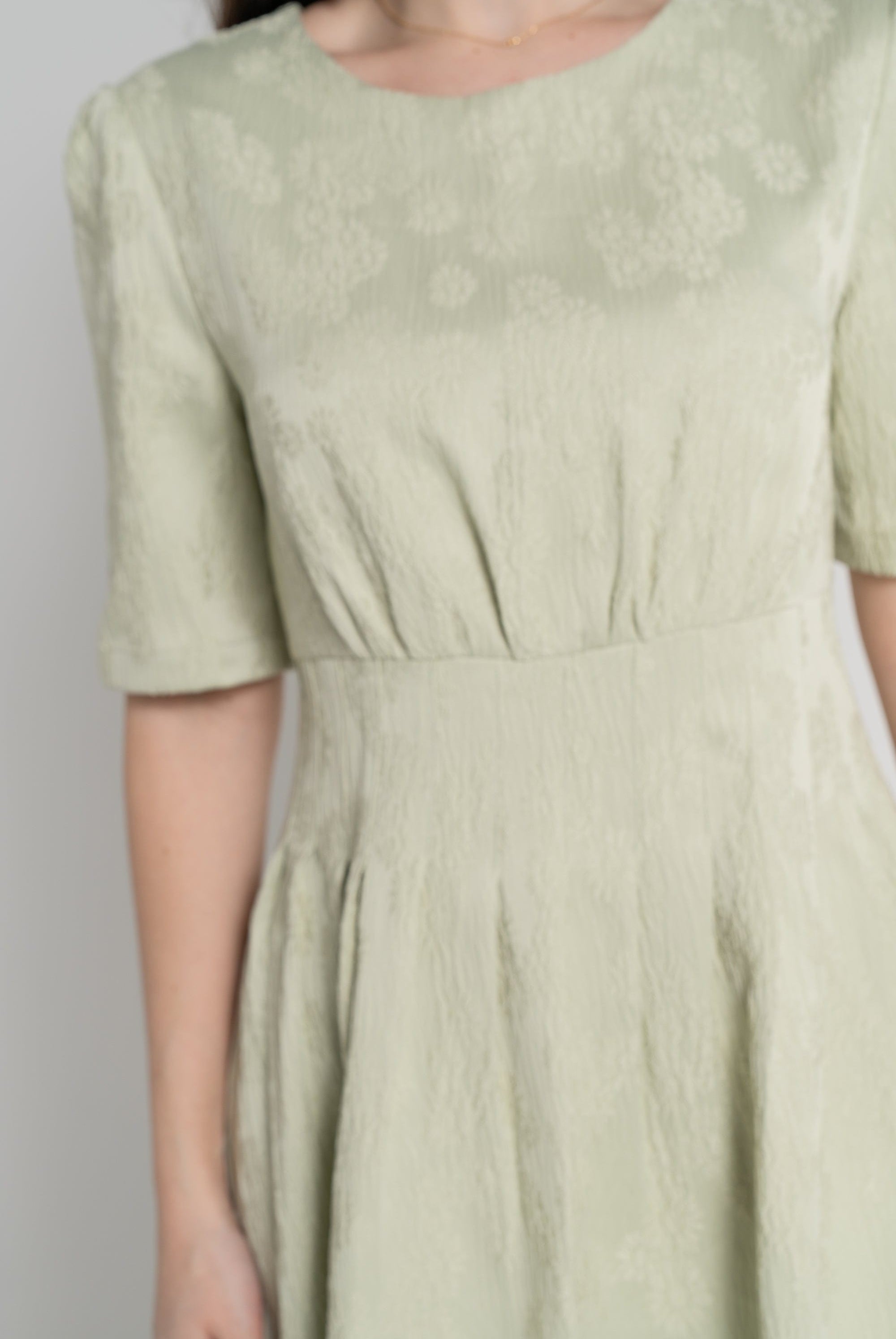 ميكا فستان ميدي بأكمام قصيرة سادة مخصر