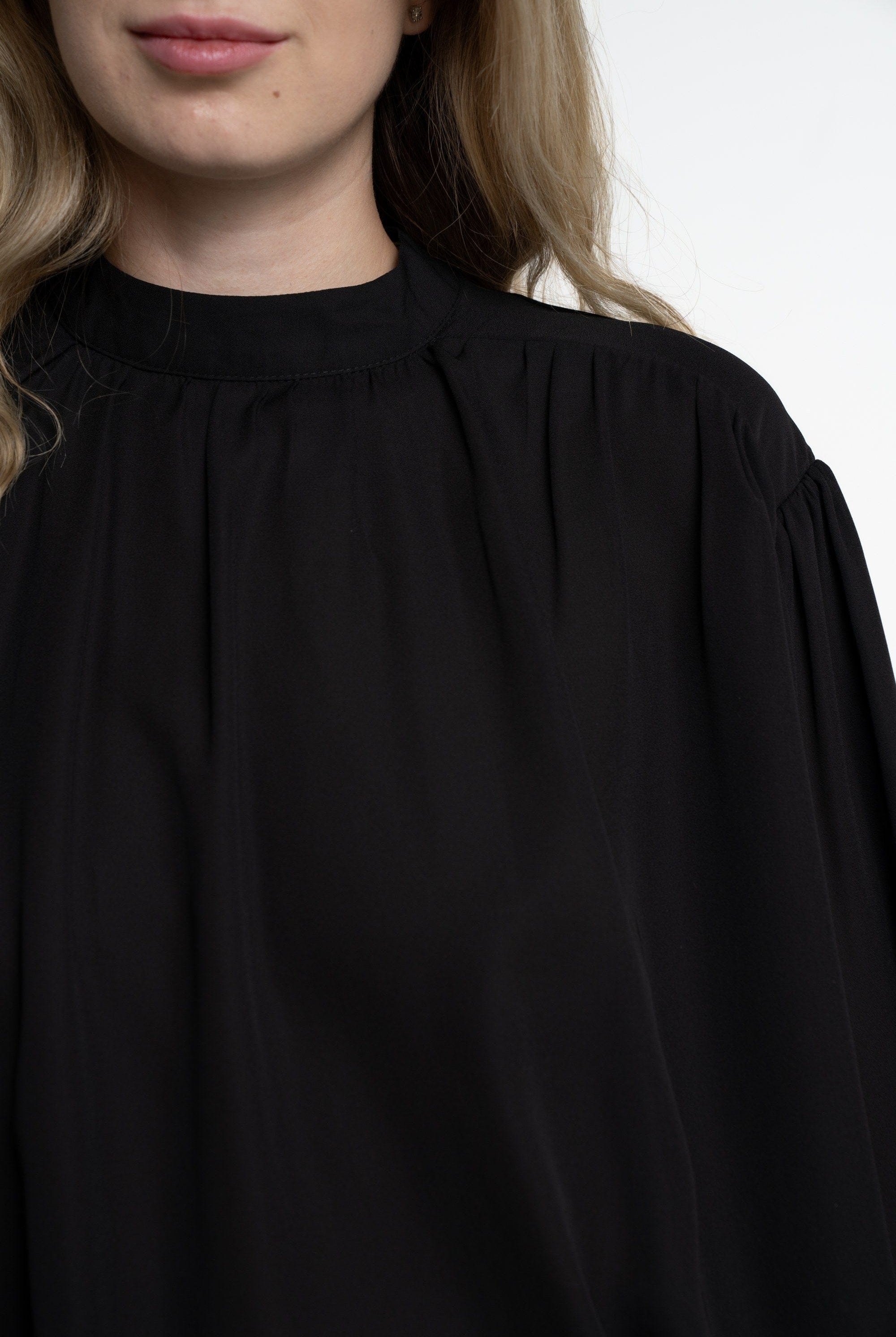 ميكا بلوزة بأكمام طويلة نسائية منفوخة سادة