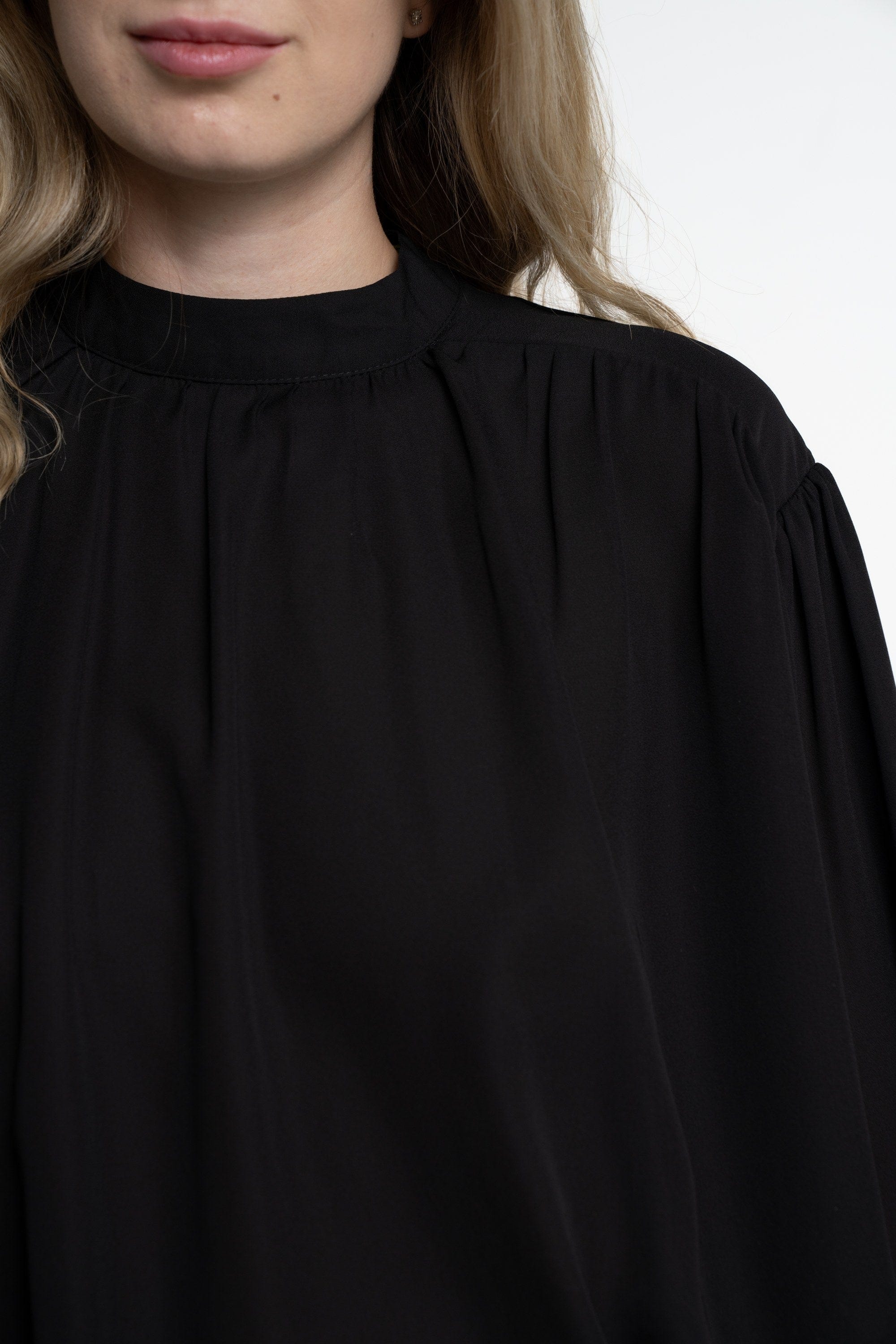 ميكا بلوزة بأكمام طويلة نسائية منفوخة سادة