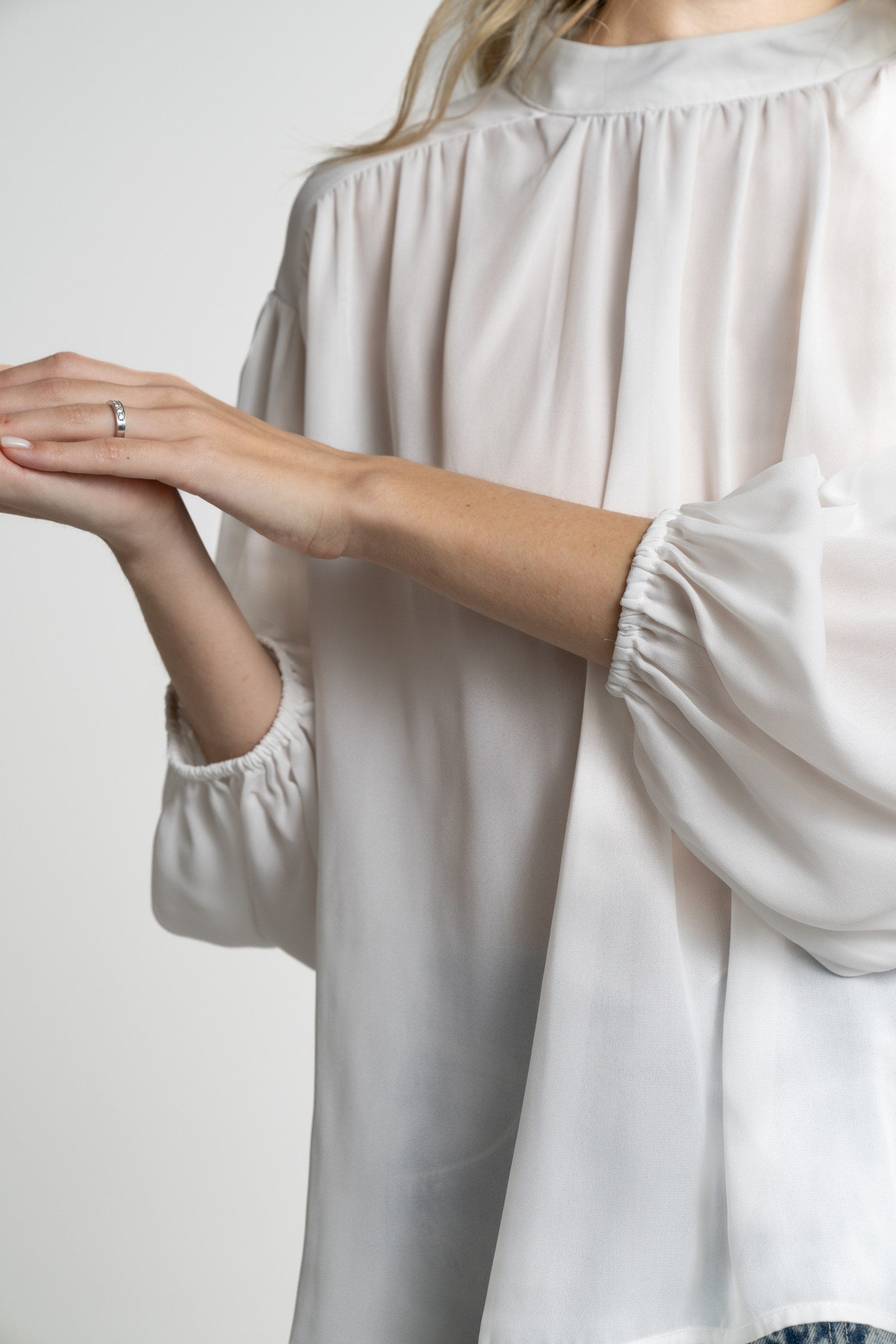 ميكا بلوزة بأكمام طويلة نسائية منفوخة سادة