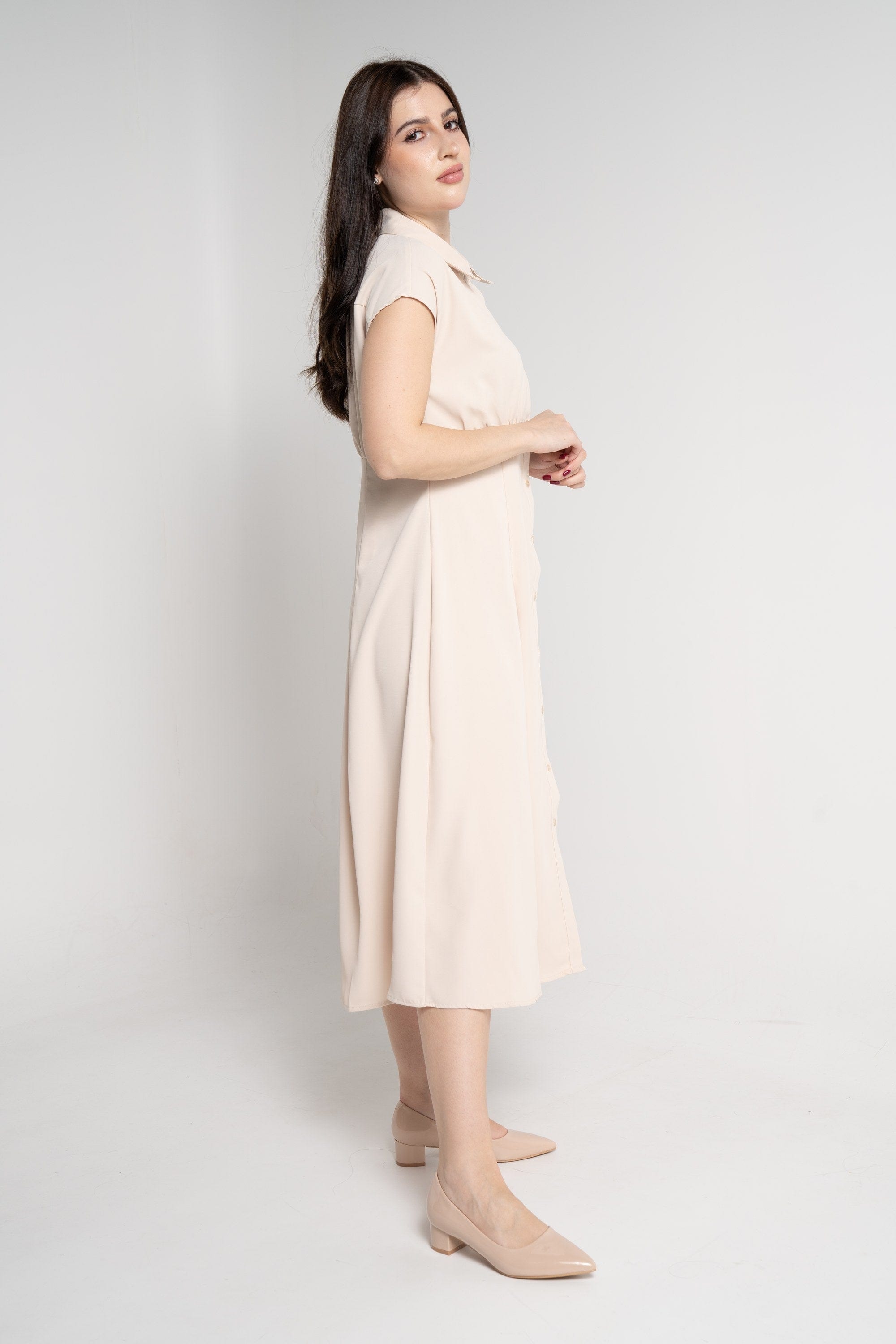 ميكا فستان ميدي بأكمام قصيرة بأزرار أمامية