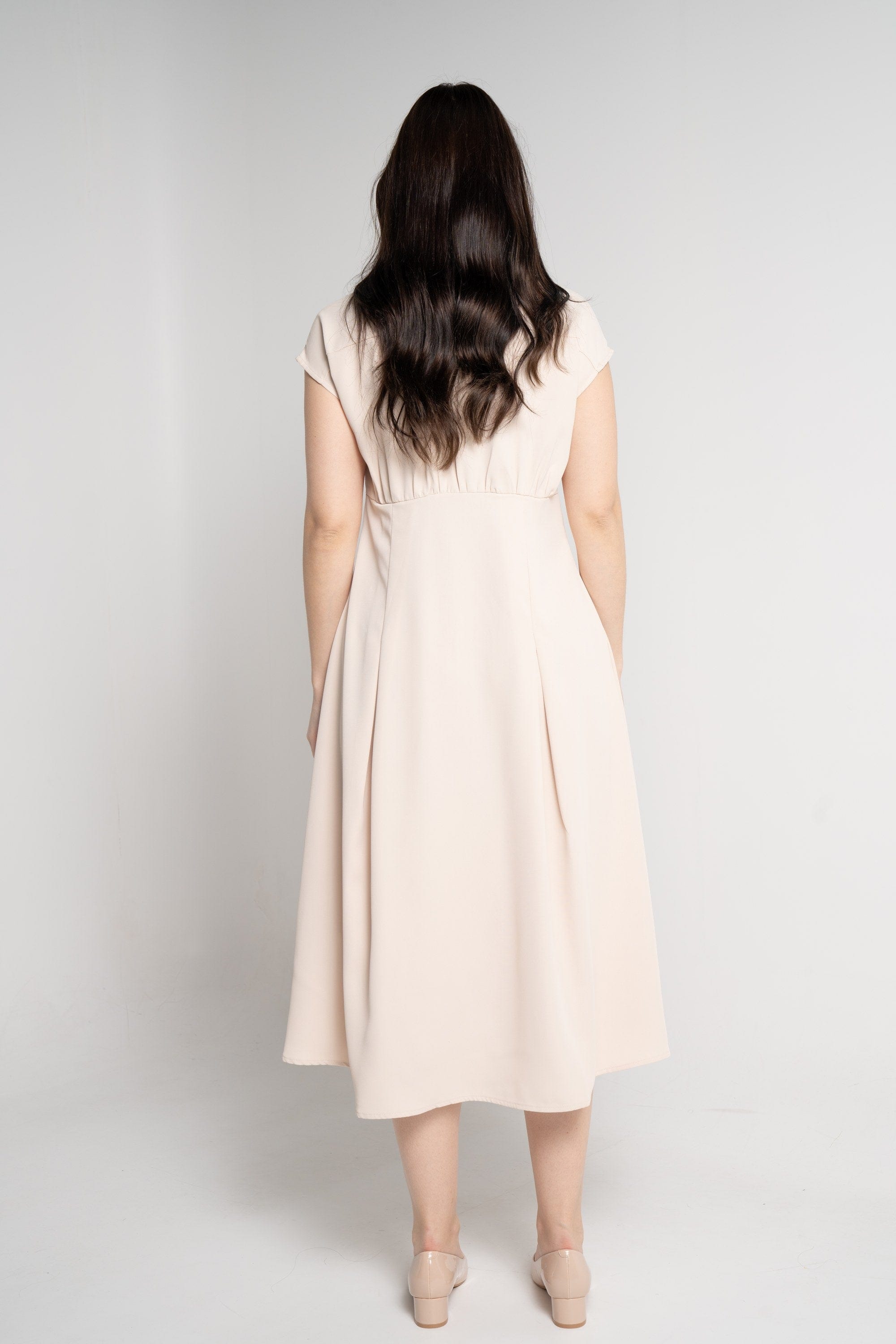 ميكا فستان ميدي بأكمام قصيرة بأزرار أمامية