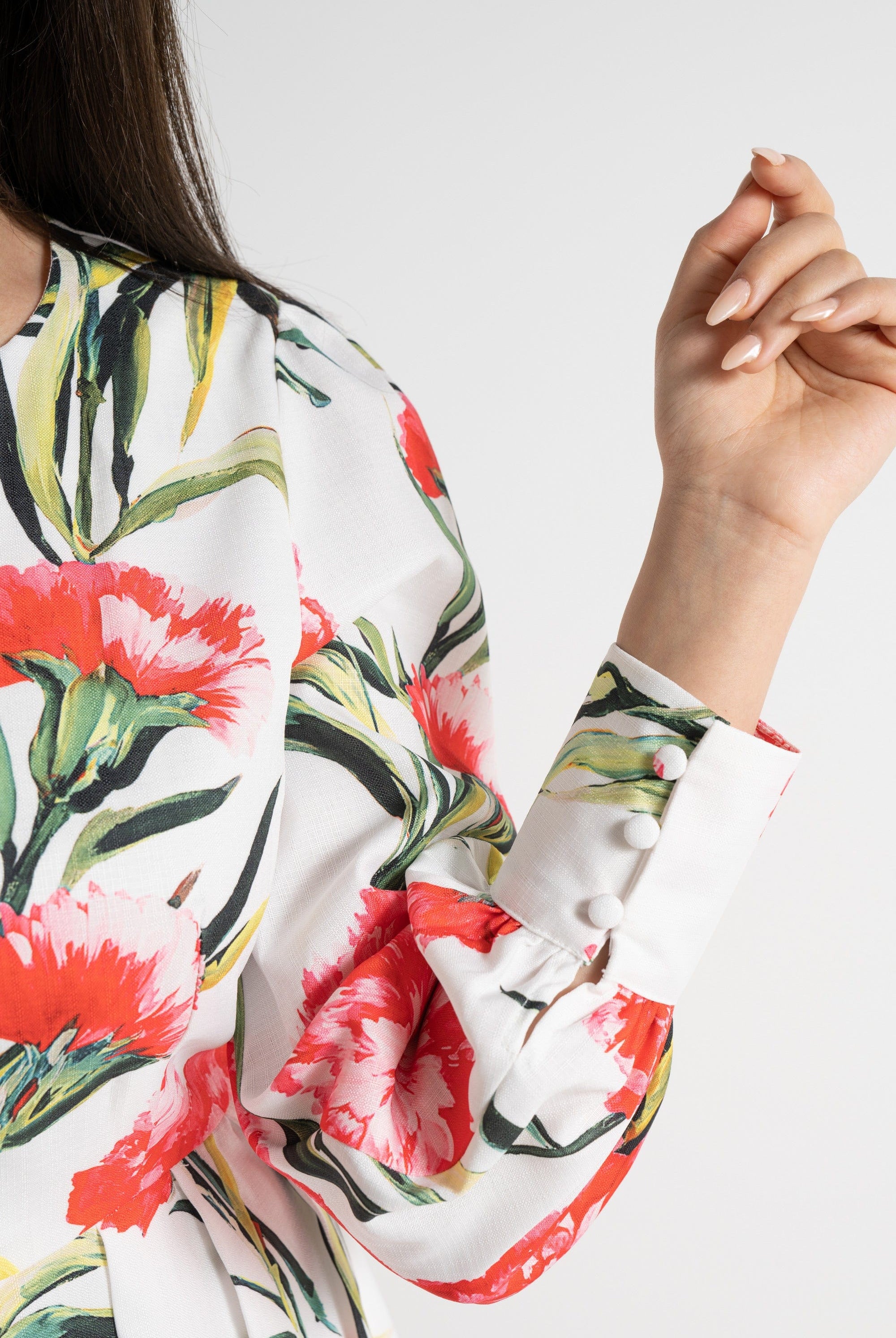 ميكا فستان ميدي بأكمام طويلة منقوش بورود كبيرة أحمر