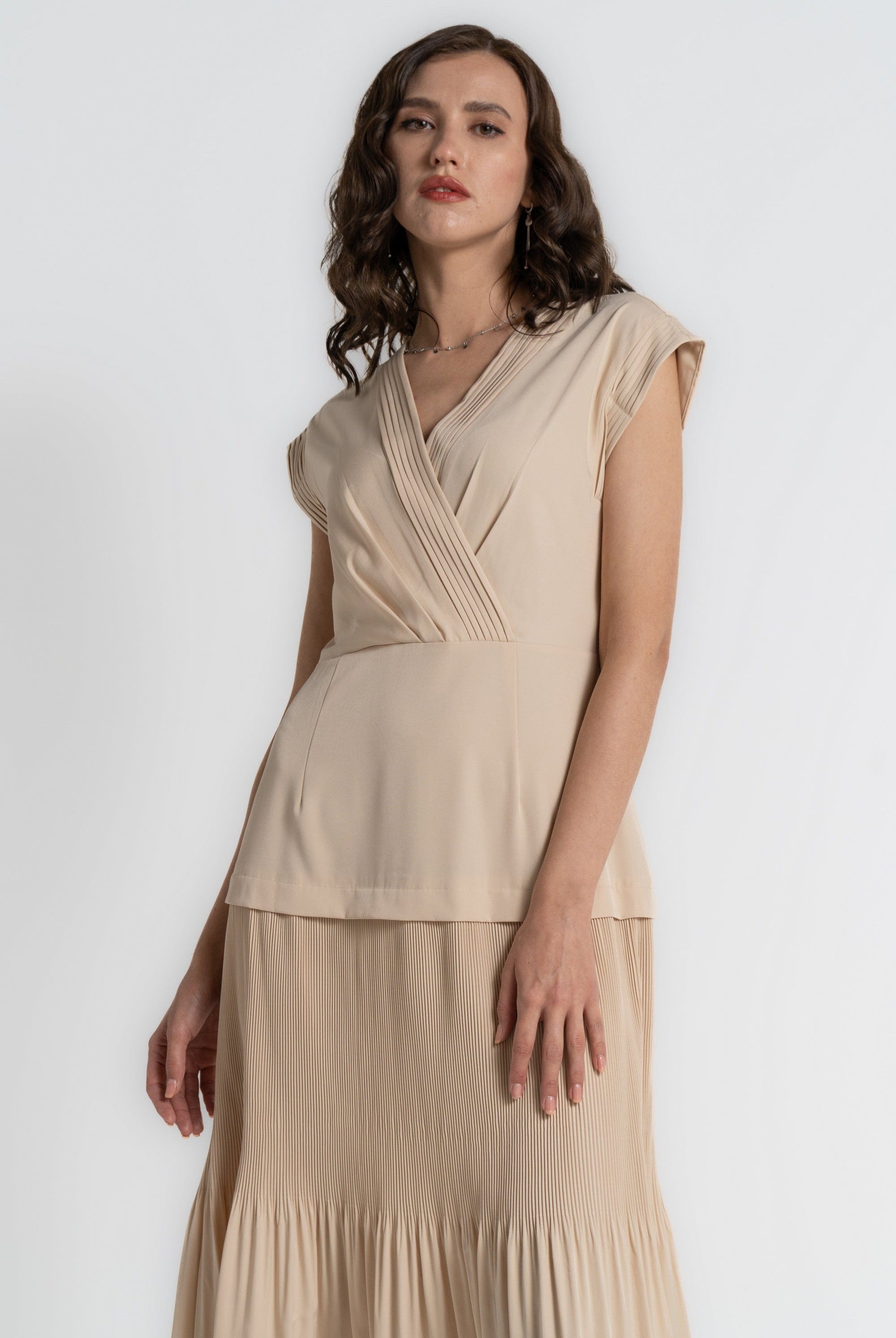 ميكا فستان ميدي سادة بأكمام قصيرة برباط خصر