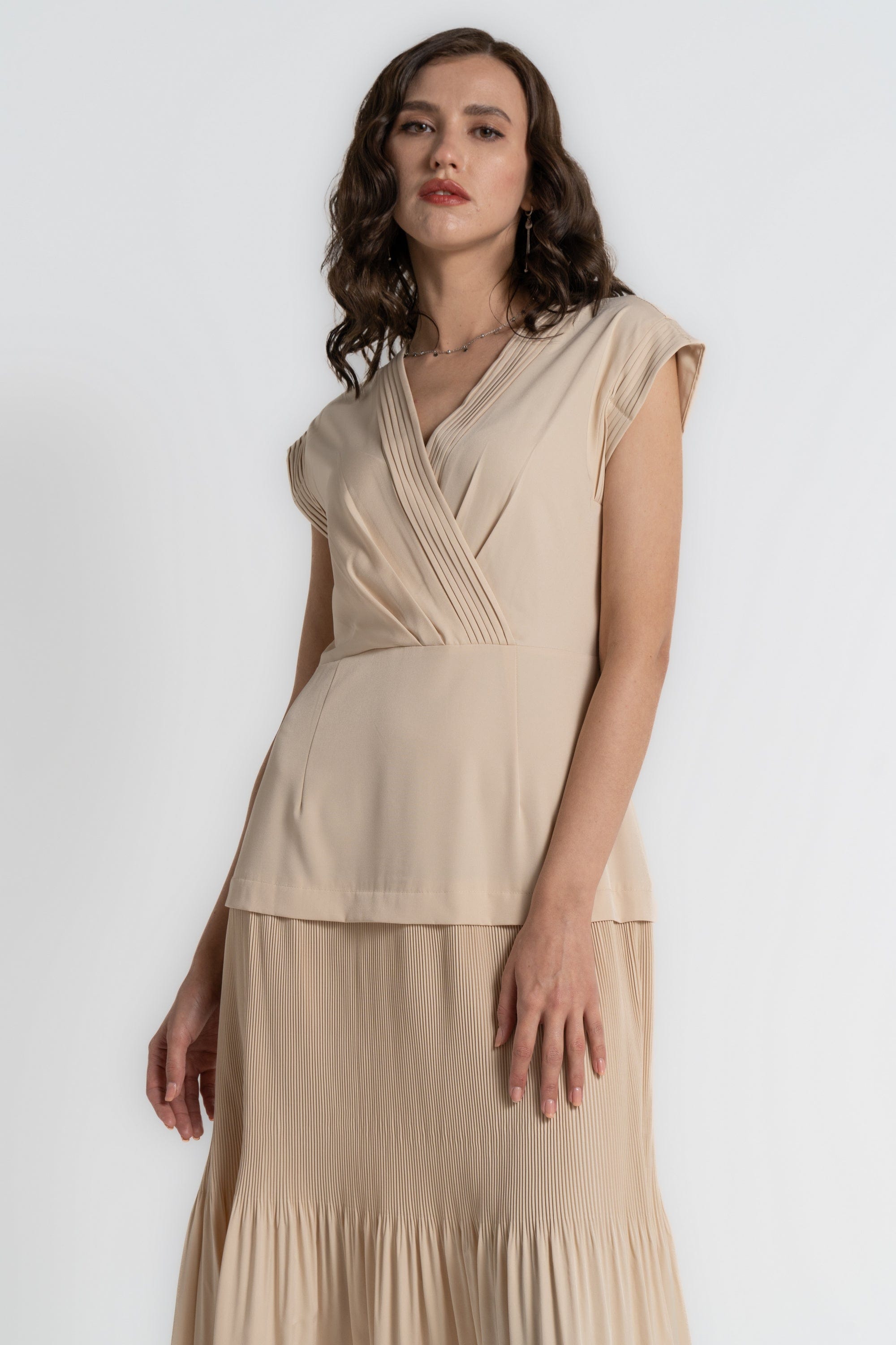 ميكا فستان ميدي سادة بأكمام قصيرة برباط خصر