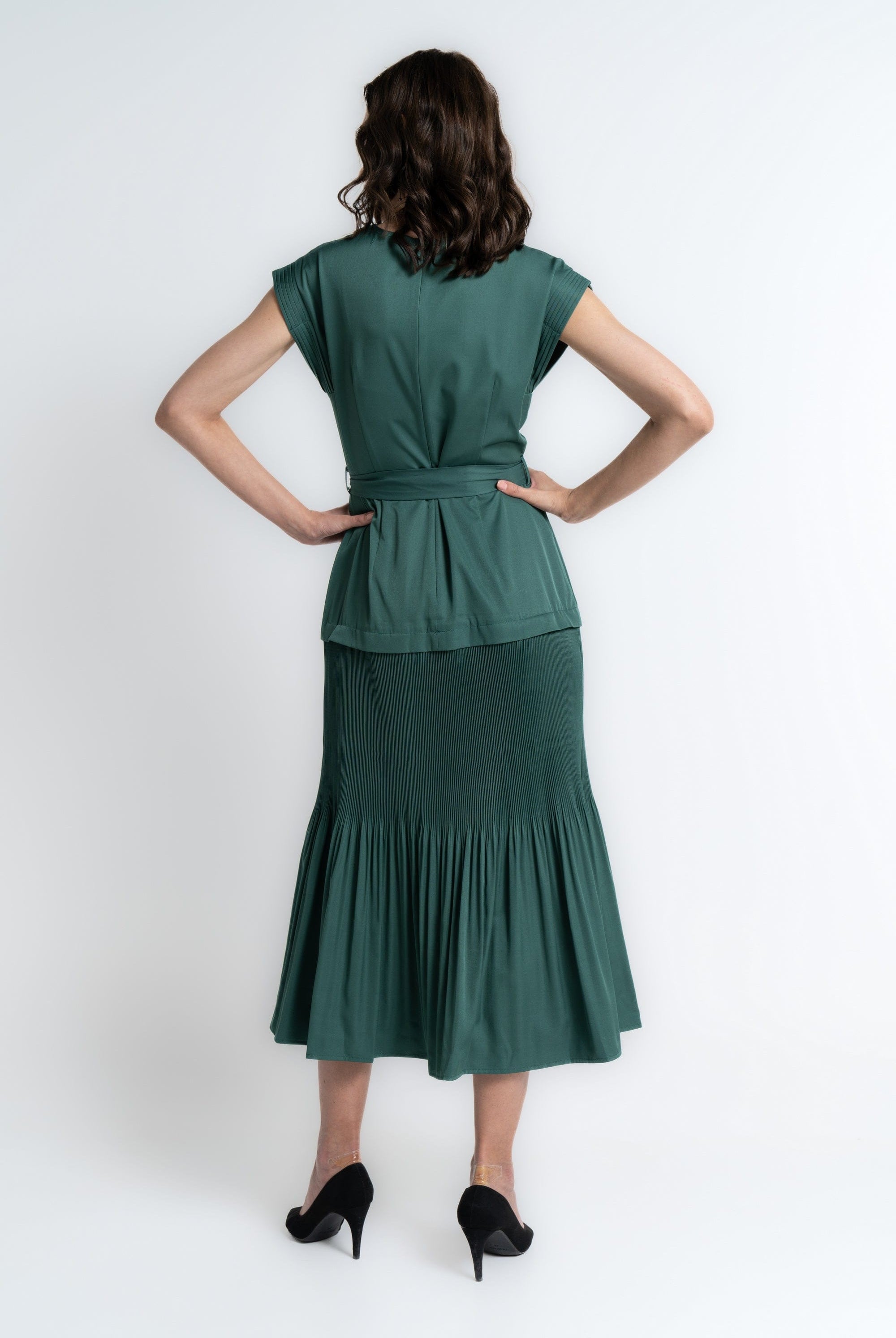 ميكا فستان ميدي سادة بأكمام قصيرة برباط خصر