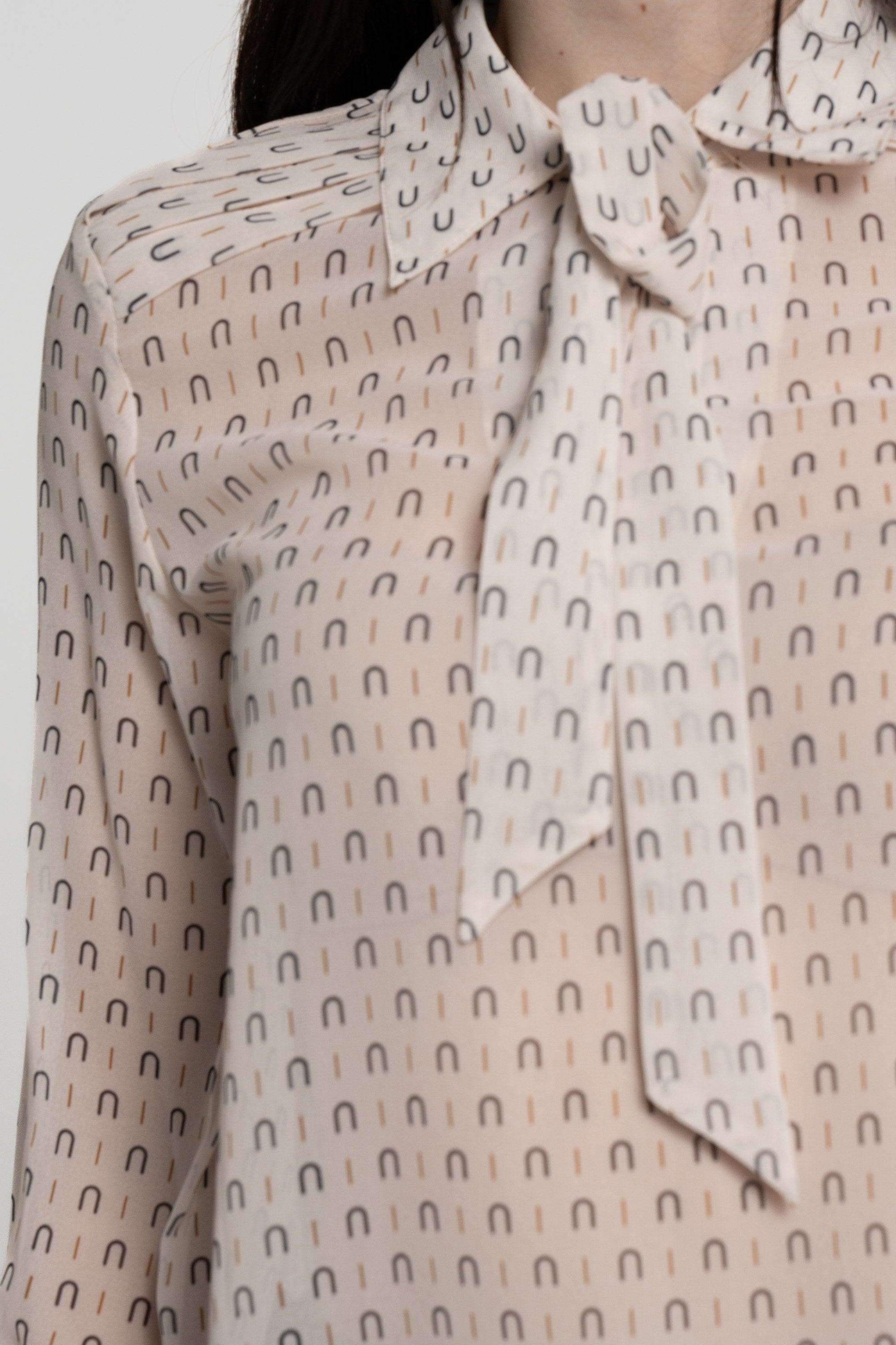 ميكا بلوزة بأكمام طويلة منقوشة بياقة سكارف نسائي