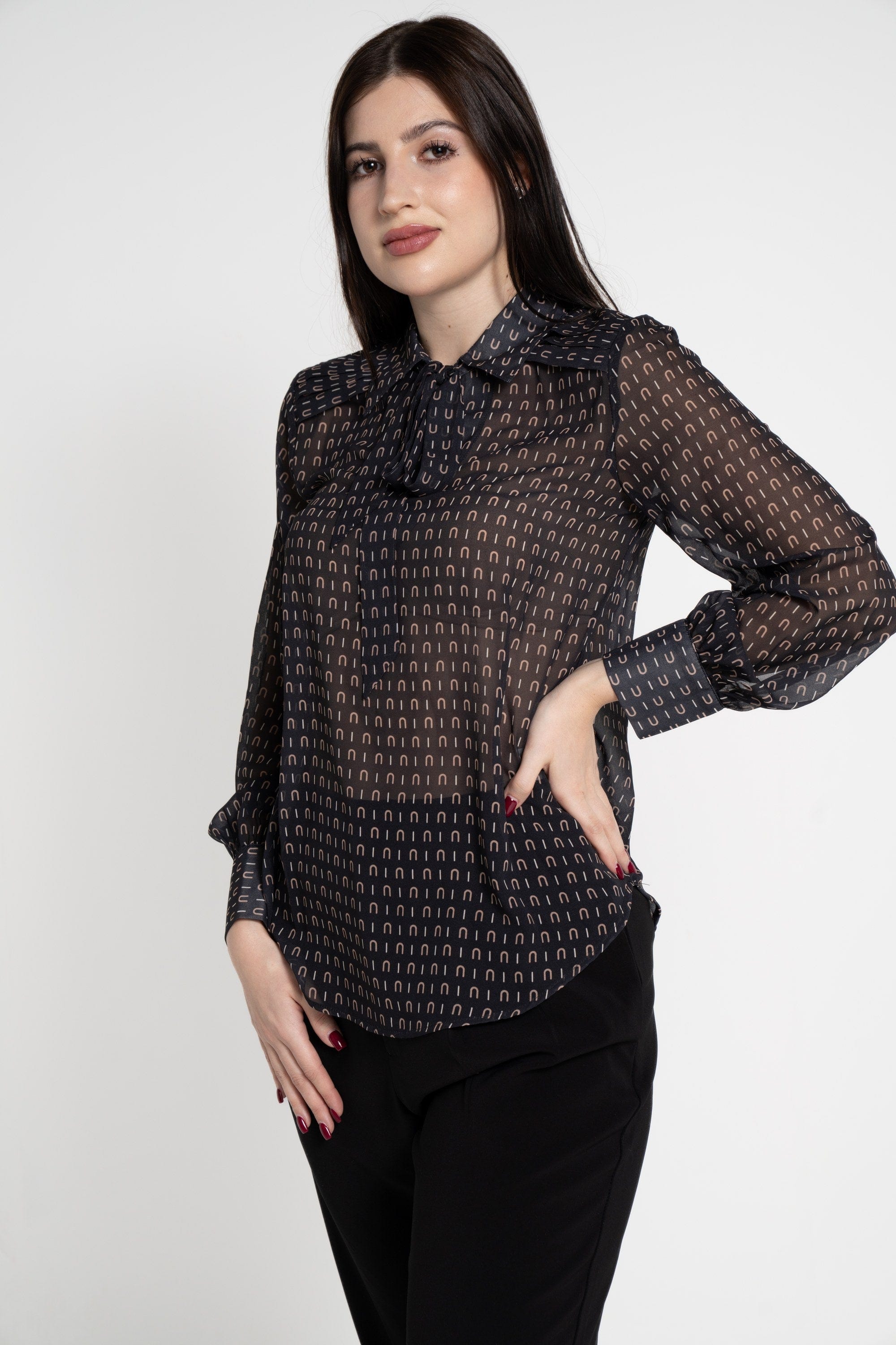 ميكا بلوزة بأكمام طويلة منقوشة بياقة سكارف نسائي