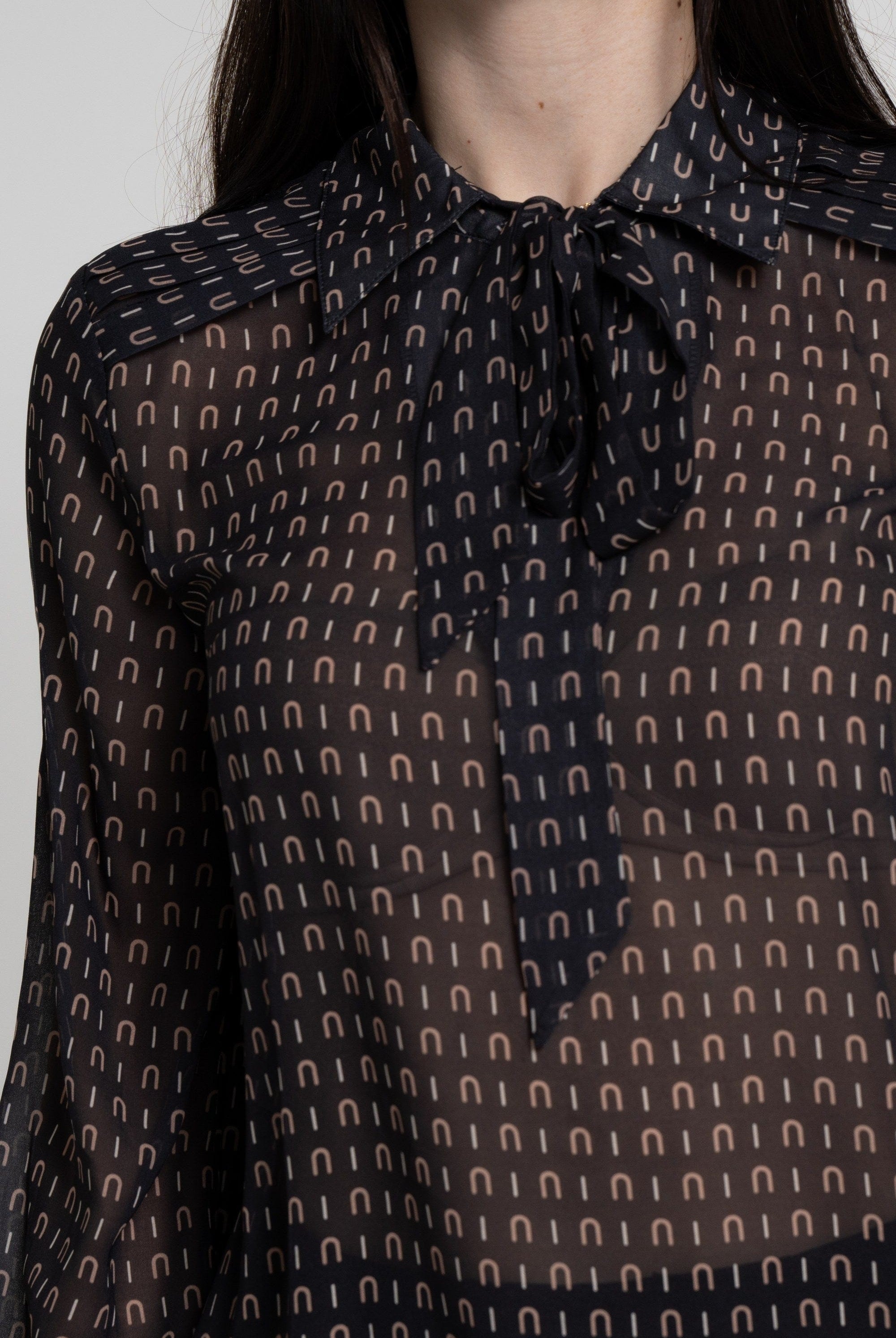 ميكا بلوزة بأكمام طويلة منقوشة بياقة سكارف نسائي