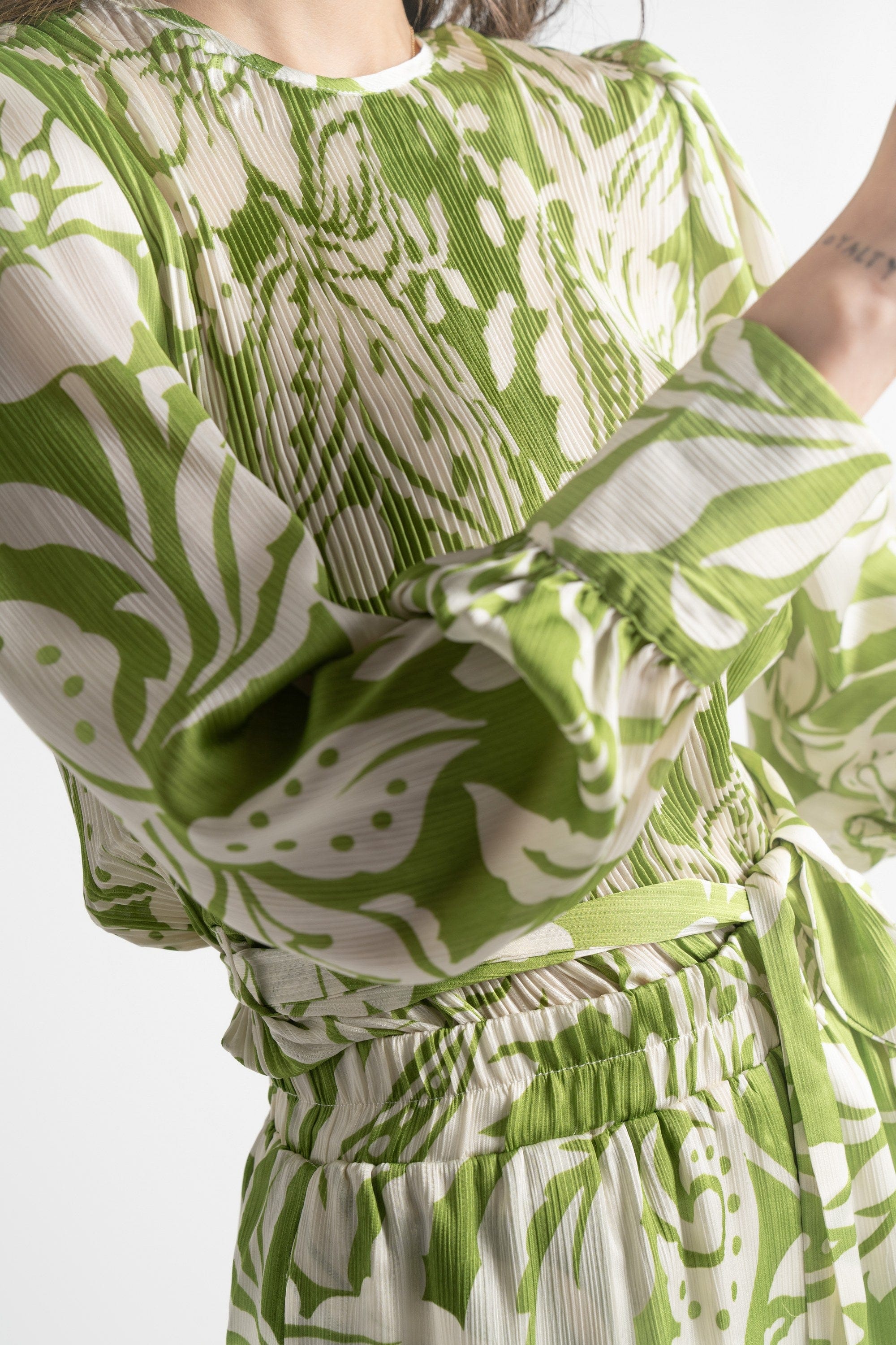 ميكا بلوزة بأكمام طويلة نسائية مشجرة مزمومة من الخصر