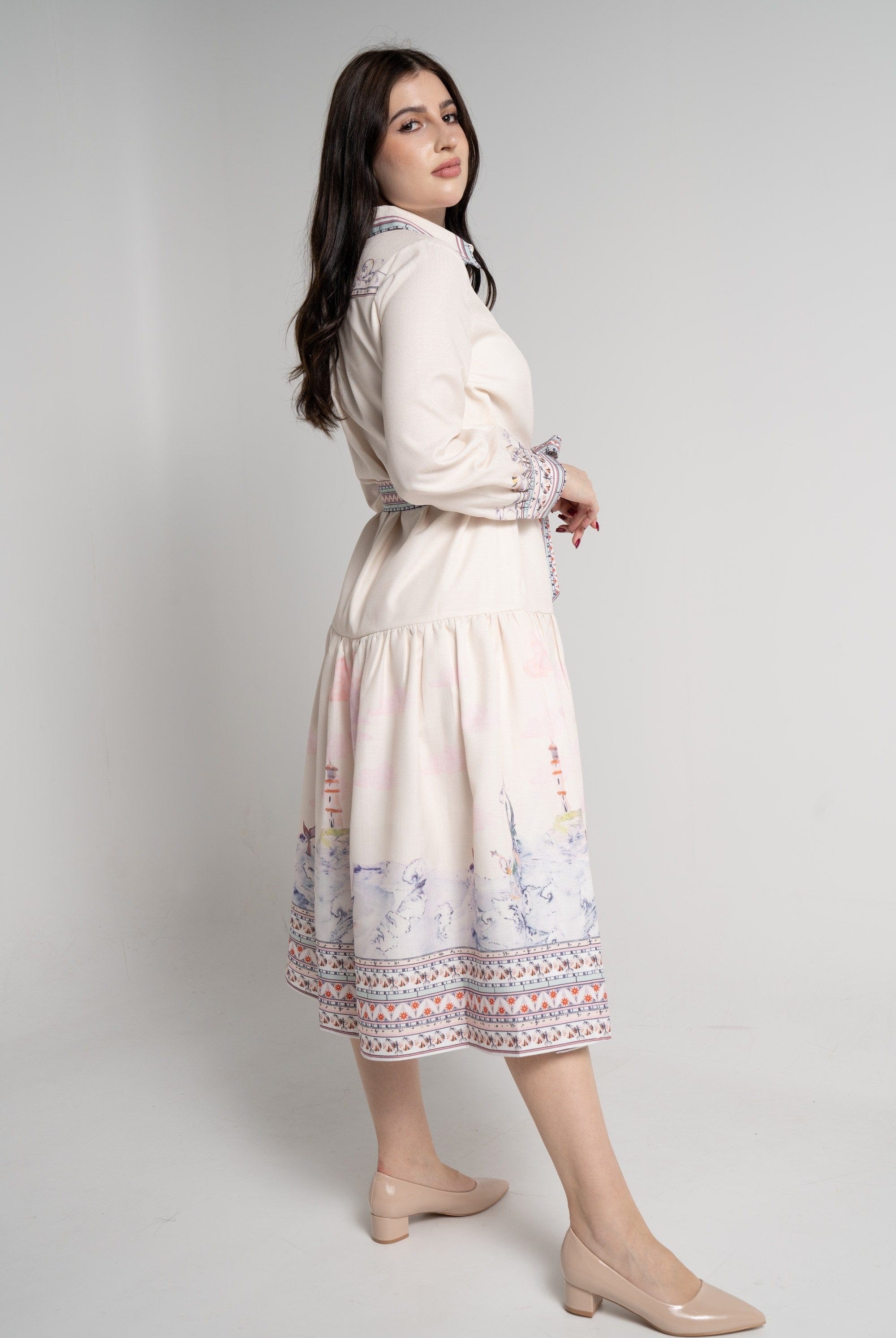 ู
ููุง ูุณุชุงู ู
ูุฏู ุจุฃูู
ุงู
ุทูููุฉ ู
ูููุดุฉ ูู
ุทููู