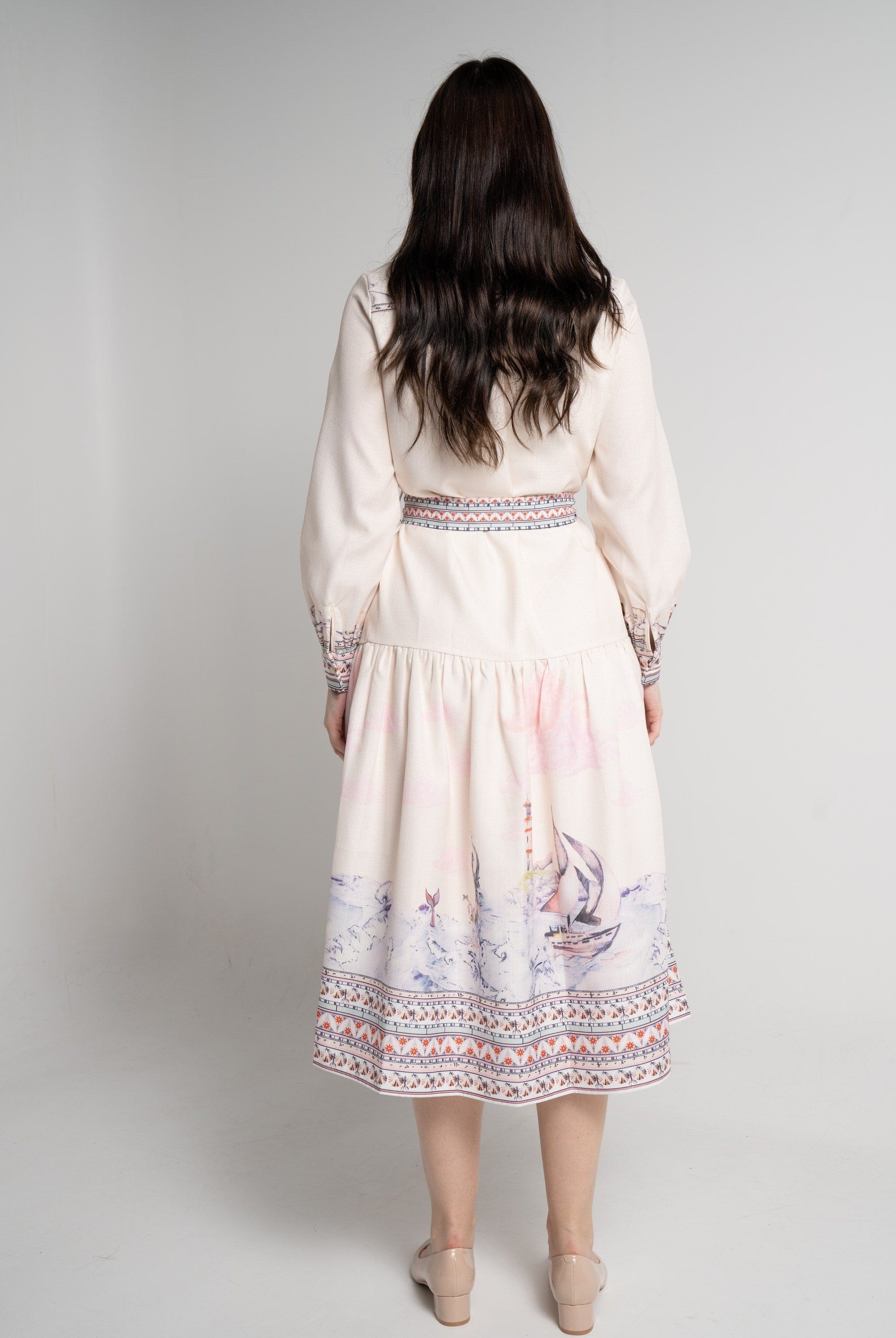 ู
ููุง ูุณุชุงู ู
ูุฏู ุจุฃูู
ุงู
ุทูููุฉ ู
ูููุดุฉ ูู
ุทููู