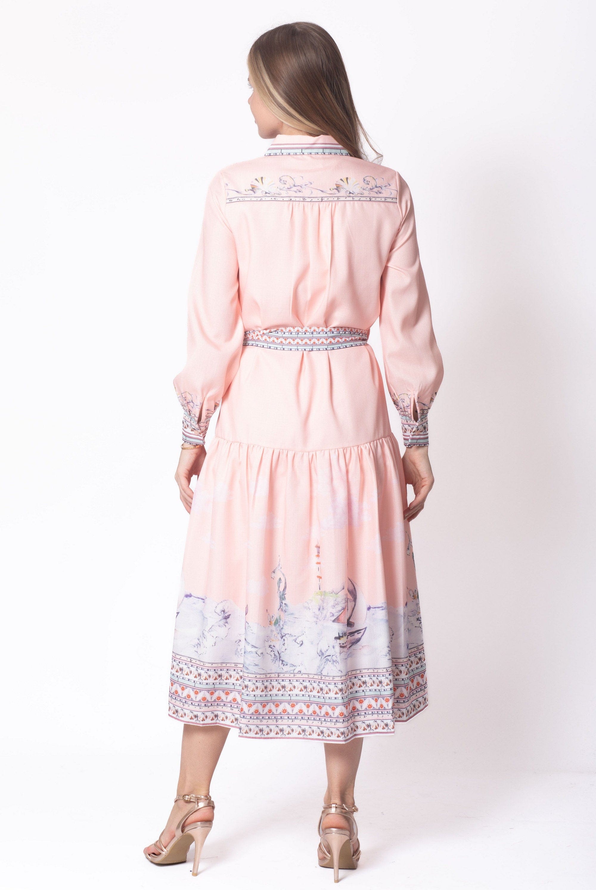 ู
ููุง ูุณุชุงู ู
ูุฏู ุจุฃูู
ุงู
ุทูููุฉ ู
ูููุดุฉ ูู
ุทููู