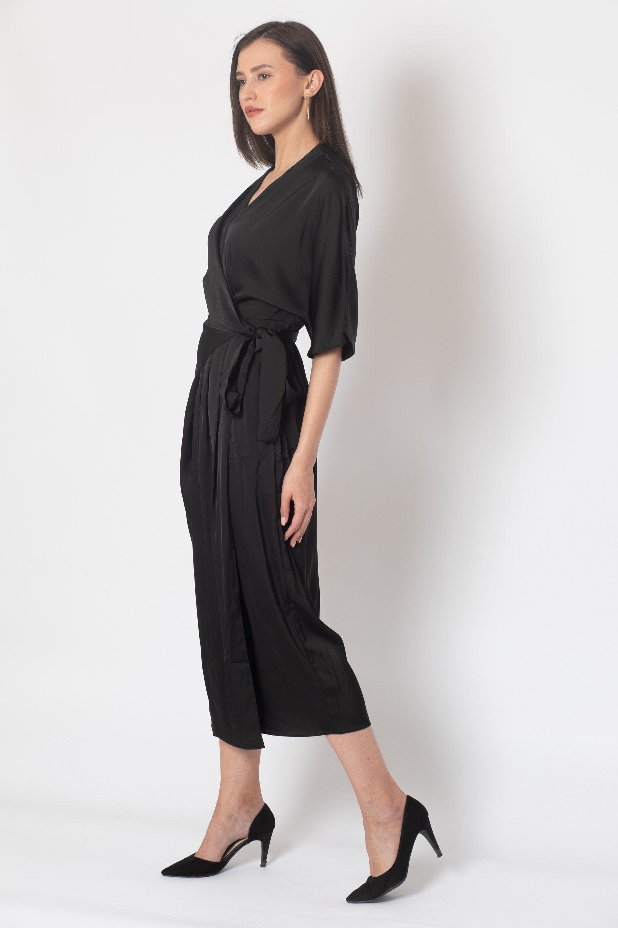 ميكا فستان ميدي بأكمام قصيرة لف سادة